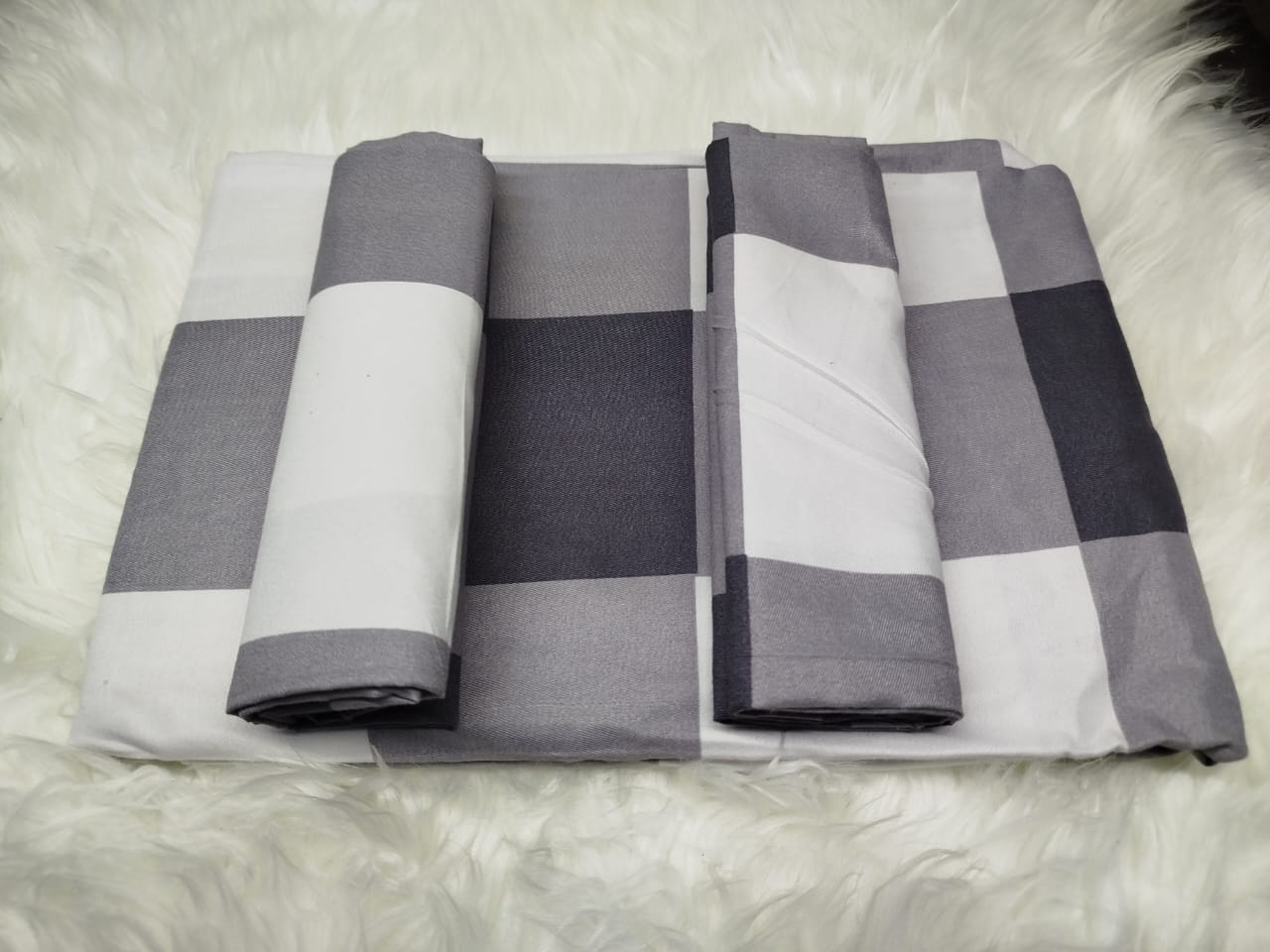 4pc 5*6 bedsheet a set of 2bedsheets, and 2 pillow cases