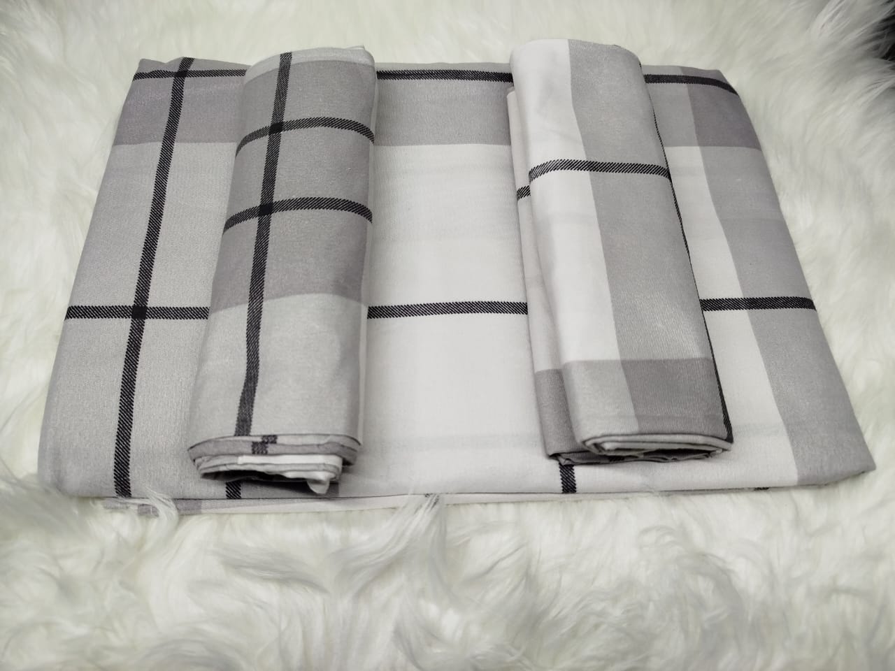 4pc 5*6 bedsheet a set of 2bedsheets, and 2 pillow cases