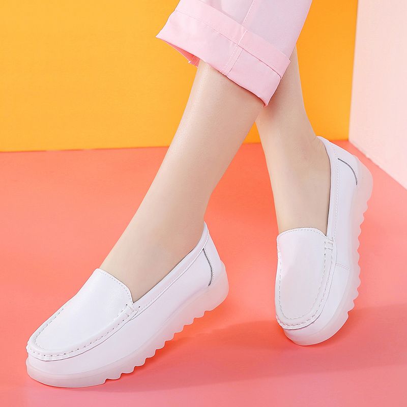 Women's Casual Loafers Flats Slip On Leather Shoes Lightweight Walking Shoes Ladies Classic Boat Shoes White Shoes Comfortable Work Shoes