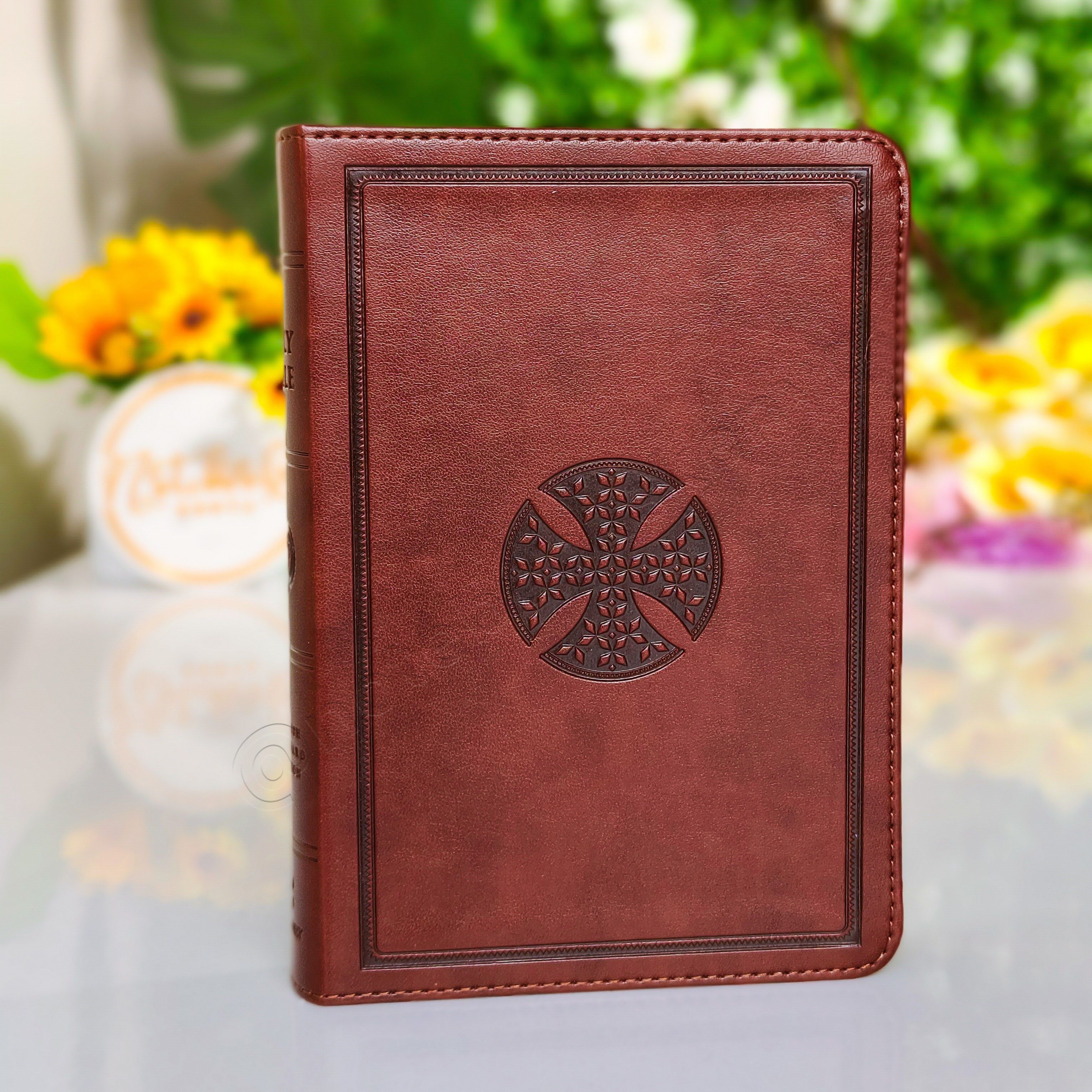 Elegant and Portable | ESV Large Print Compact Bible | Christian Bible ESV | English Standard Version(ESV) | Large Print Bible | Gift | Concordance Bible | Complete ESV text | Thumb Indexed Bible