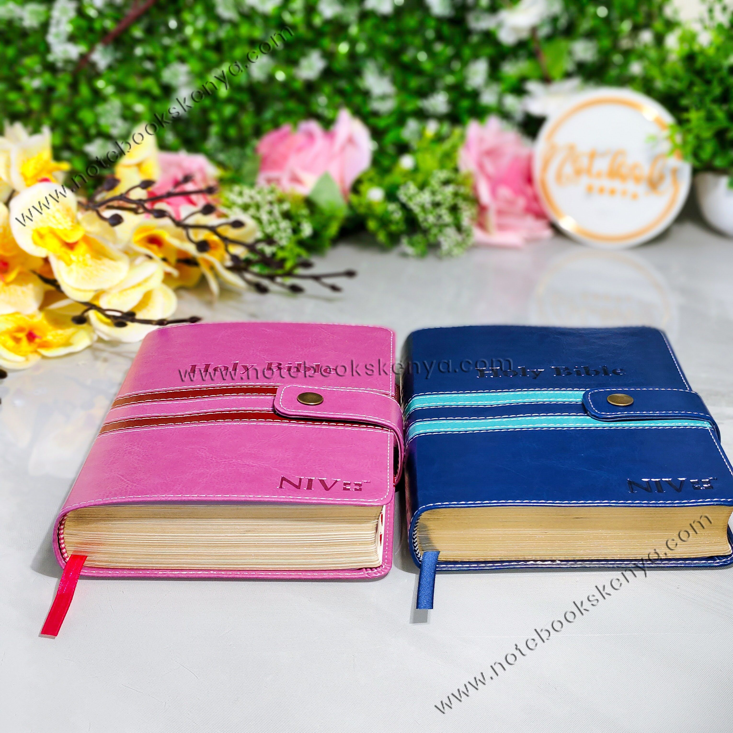 NIV Bible |  Blue Press Button | Duotone – Blue | Christian Bible NIV | The New International Version (NIV) | Gift Idea | Blue Bible | Bible with Button