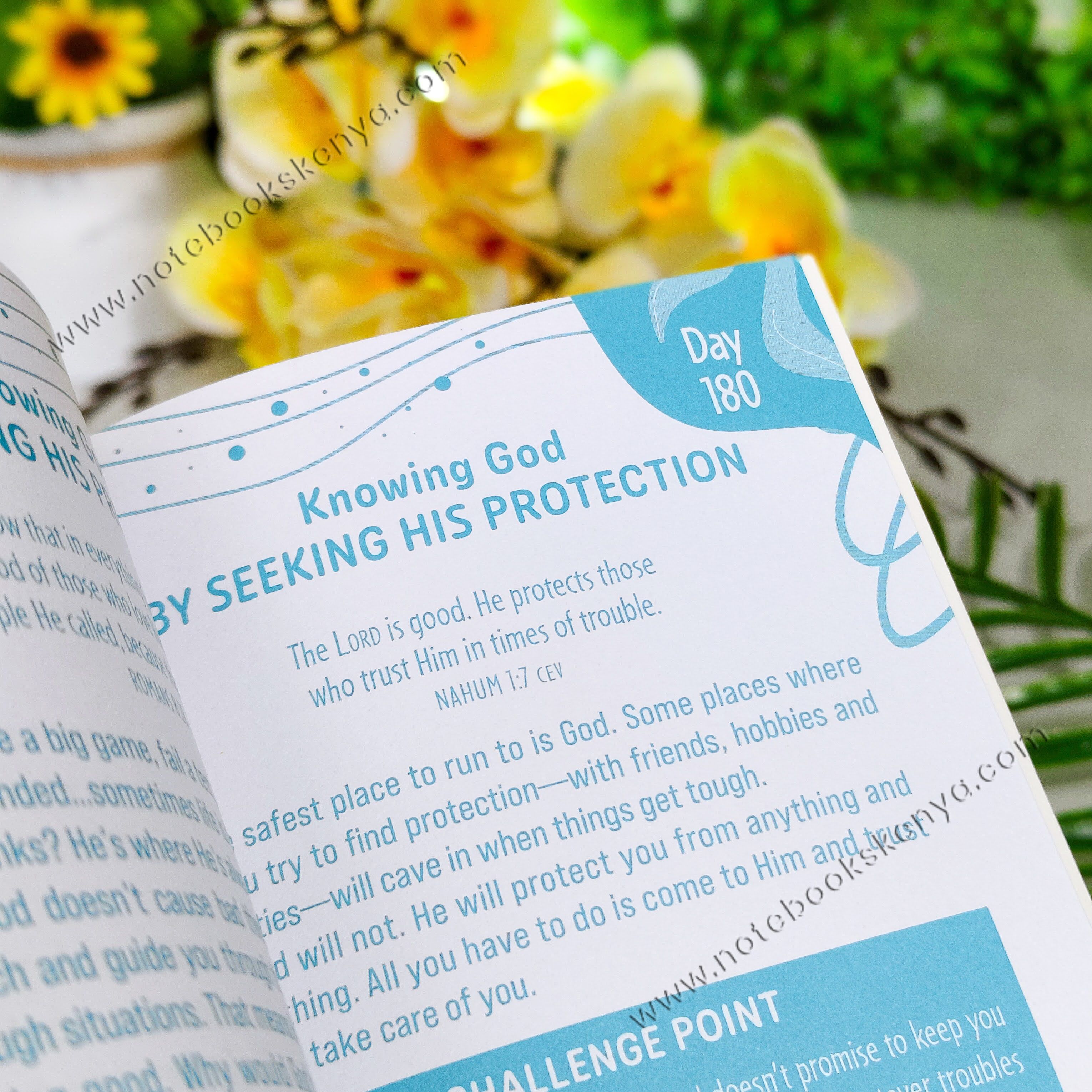 Mini Devotions: Knowing God for Kids (Paperback) | Christian Devotional | 180 Day Devotional | Devotional For Tweens | Bible Study Accessory | Christian Gift Idea | Ages 8–12