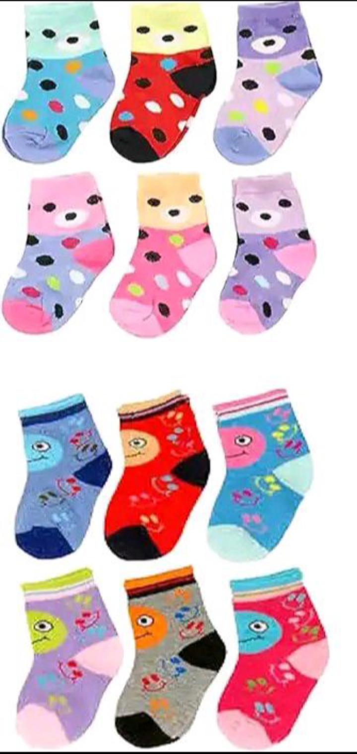 (HOT DEAL)6 newborn vests plain white/ white flowered+ 6 newborn socks flowered different colours