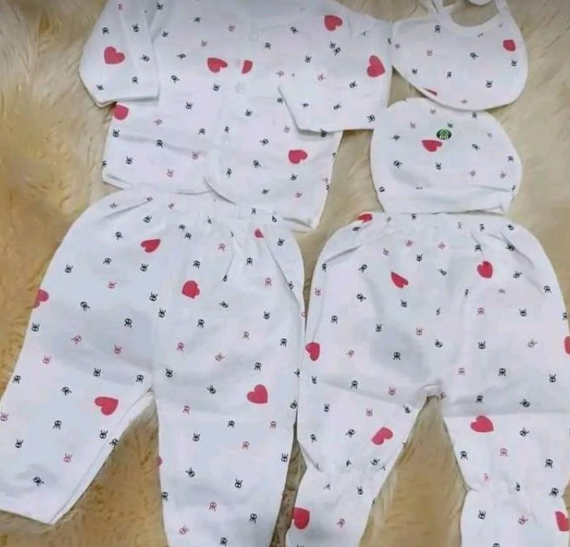 2 baby blanket ( dotted + star fashion),Baby receiving set(8 pieces)+2 baby receiving set ( 5 pieces+ 2 big baby wrappers + 3 baby feeders +1 baby basin +2 bucket+2 printed lessos+ 6 pairs of socks)