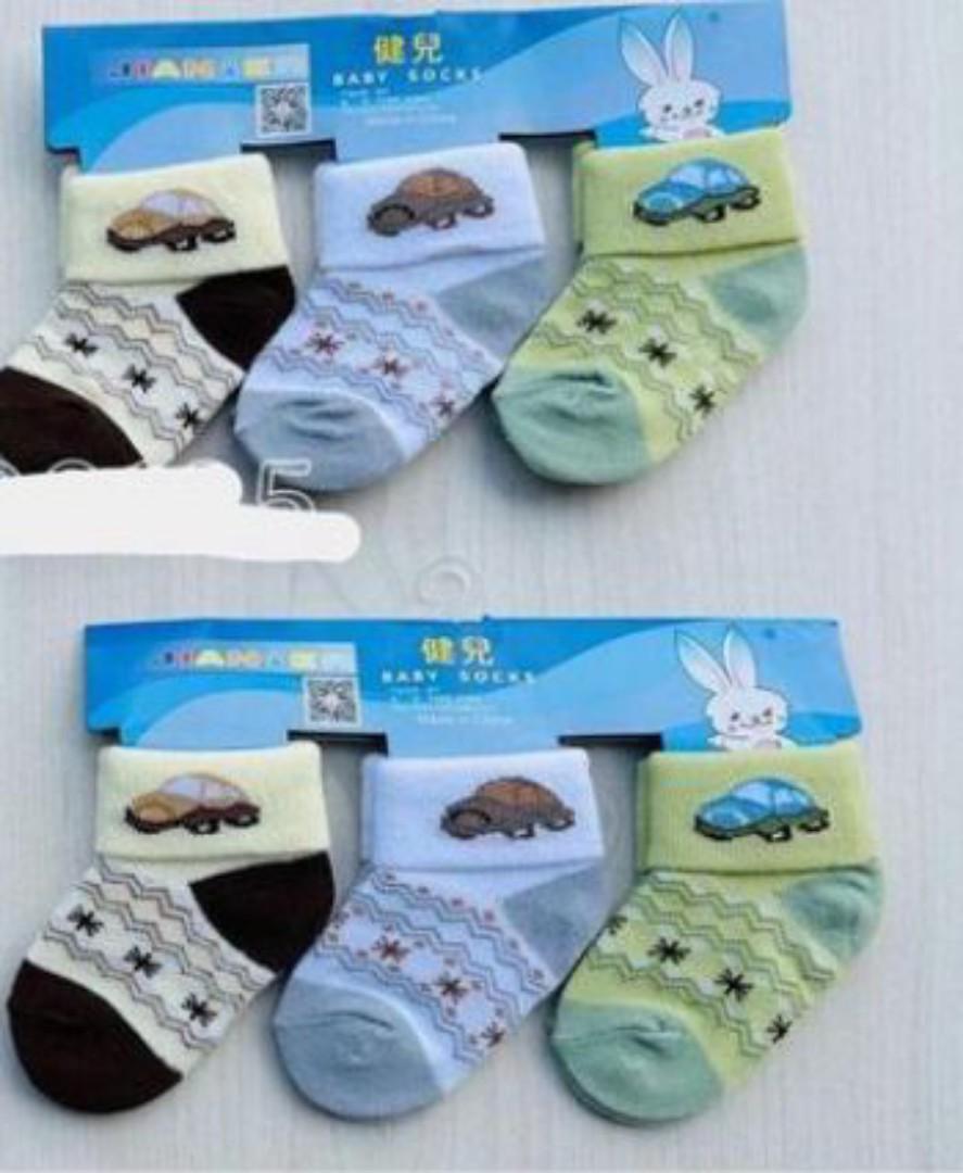 2 baby blanket ( dotted + star fashion),Baby receiving set(8 pieces)+2 baby receiving set ( 5 pieces+ 2 big baby wrappers + 3 baby feeders +1 baby basin +2 bucket+2 printed lessos+ 6 pairs of socks)