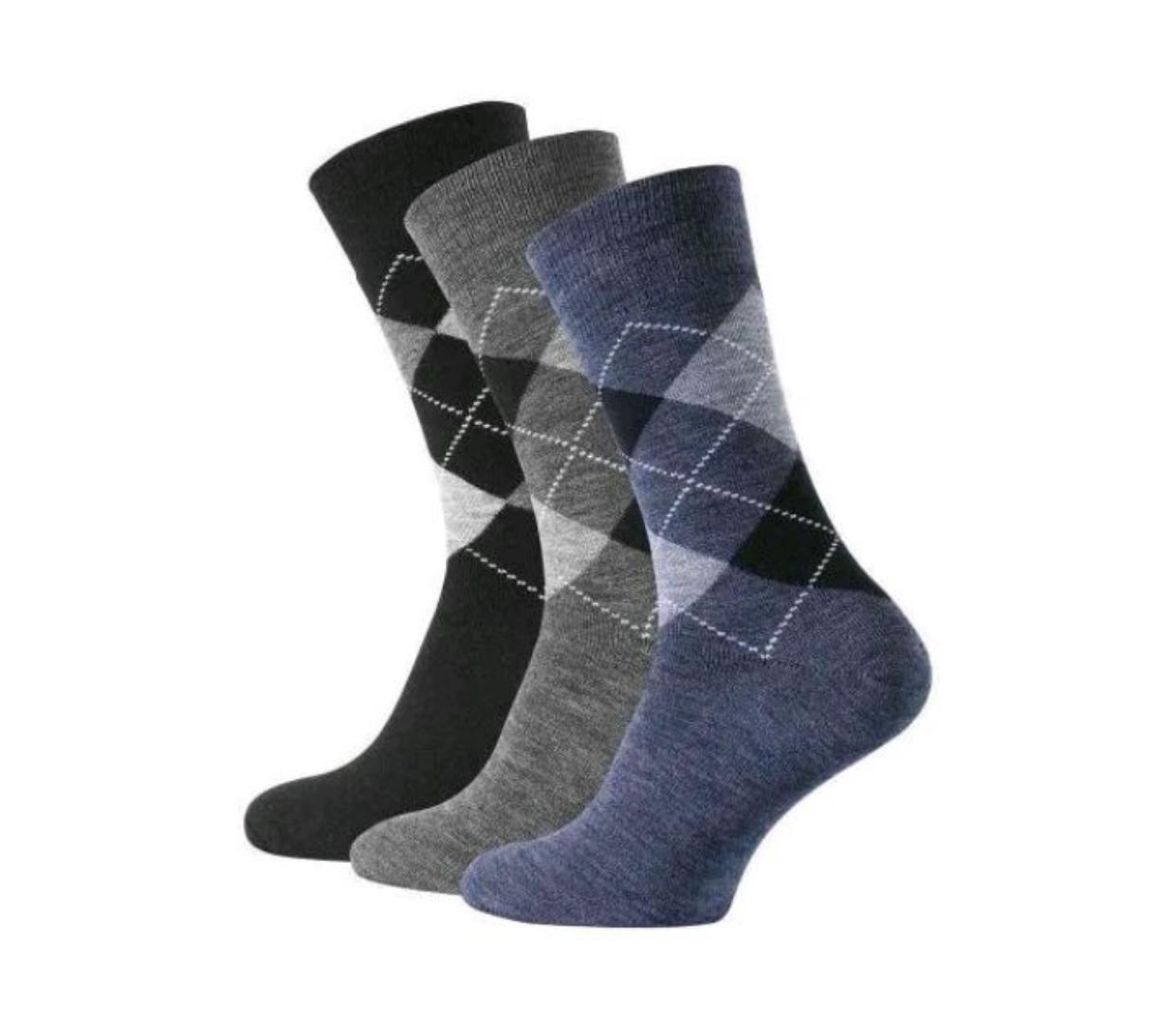 OFFER MEN BEST QUALITY PACKED SET ,,,3 white cotton men vests+ 3 cotton men boxers different colours +3 pairs of socks different colours+2 free gift handkerchiefs
