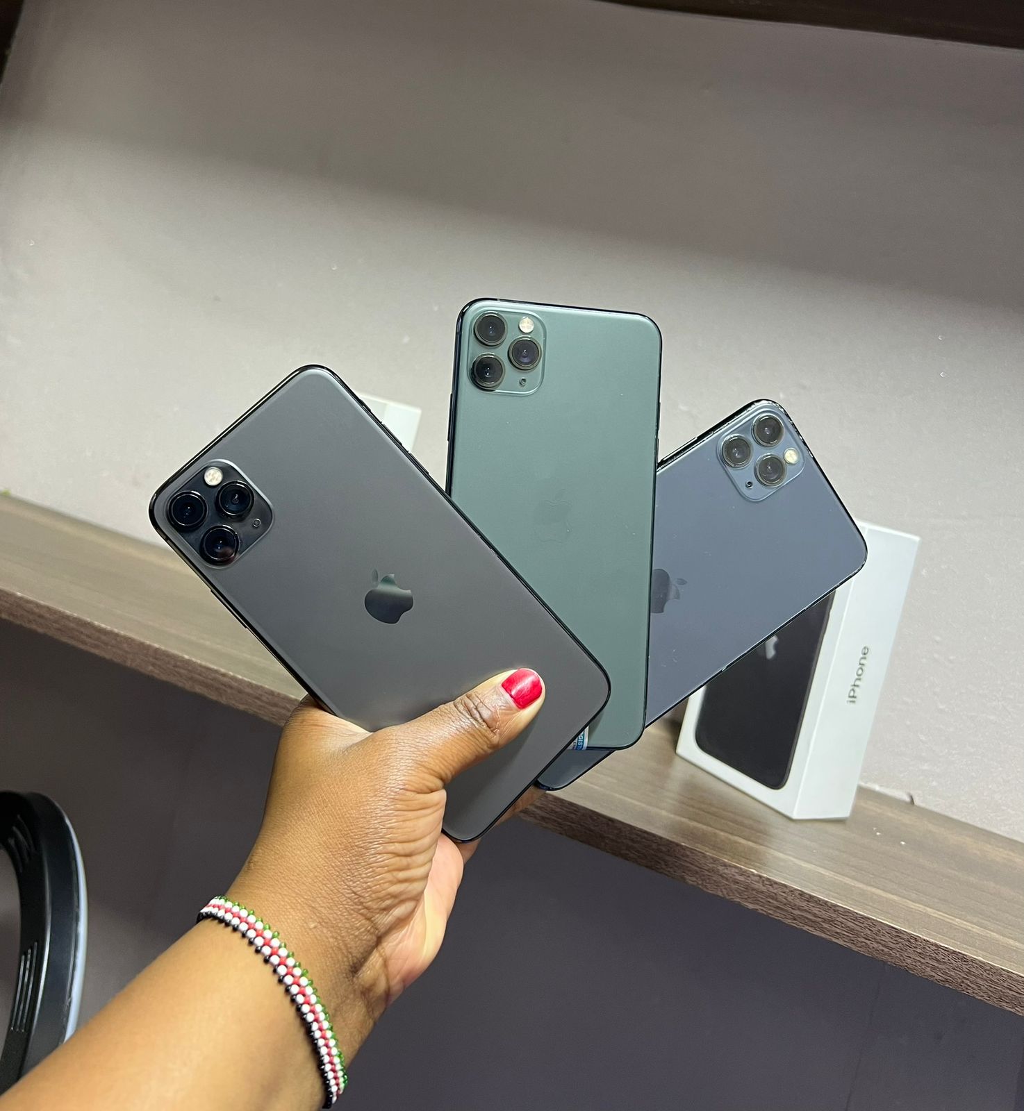 Apple iPhone 11 Pro Max  REFUBRISHED 256GB,512GB - Fully Working Unlocked FULLY TESTED .BAT 80 % AND ABOVE ,GOOD CAMERA