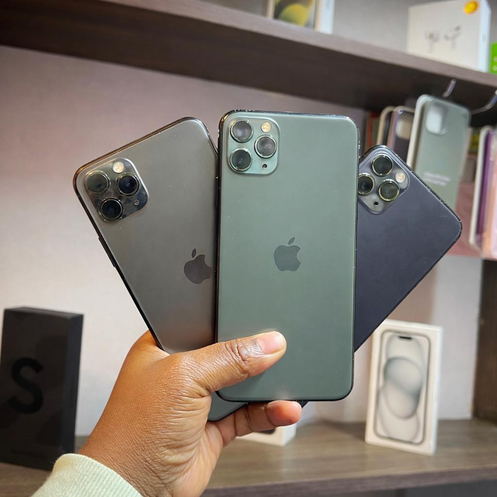 Apple iPhone 11 Pro Max  REFUBRISHED 256GB,512GB - Fully Working Unlocked FULLY TESTED .BAT 80 % AND ABOVE ,GOOD CAMERA