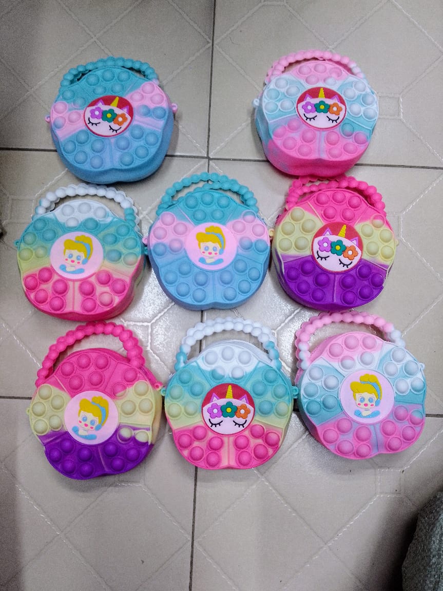 🌹⚘️🎉POP IR BAGuniquely designed with the most popular pop bubble toys. 
It is not only a fashionable shoulder bag, but also a pop toy that you can press bubbles at any time to relax. 
Safe and High-
