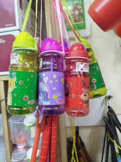 🤗🤗SHOP SMART SAVE BIG 🥳🥳 New Cartoon Themed Kids water bottle elegant colour.Well made to control flow and promote child safety. It is smooth and comfortable. Easy to be cleaned, non-slip handle,