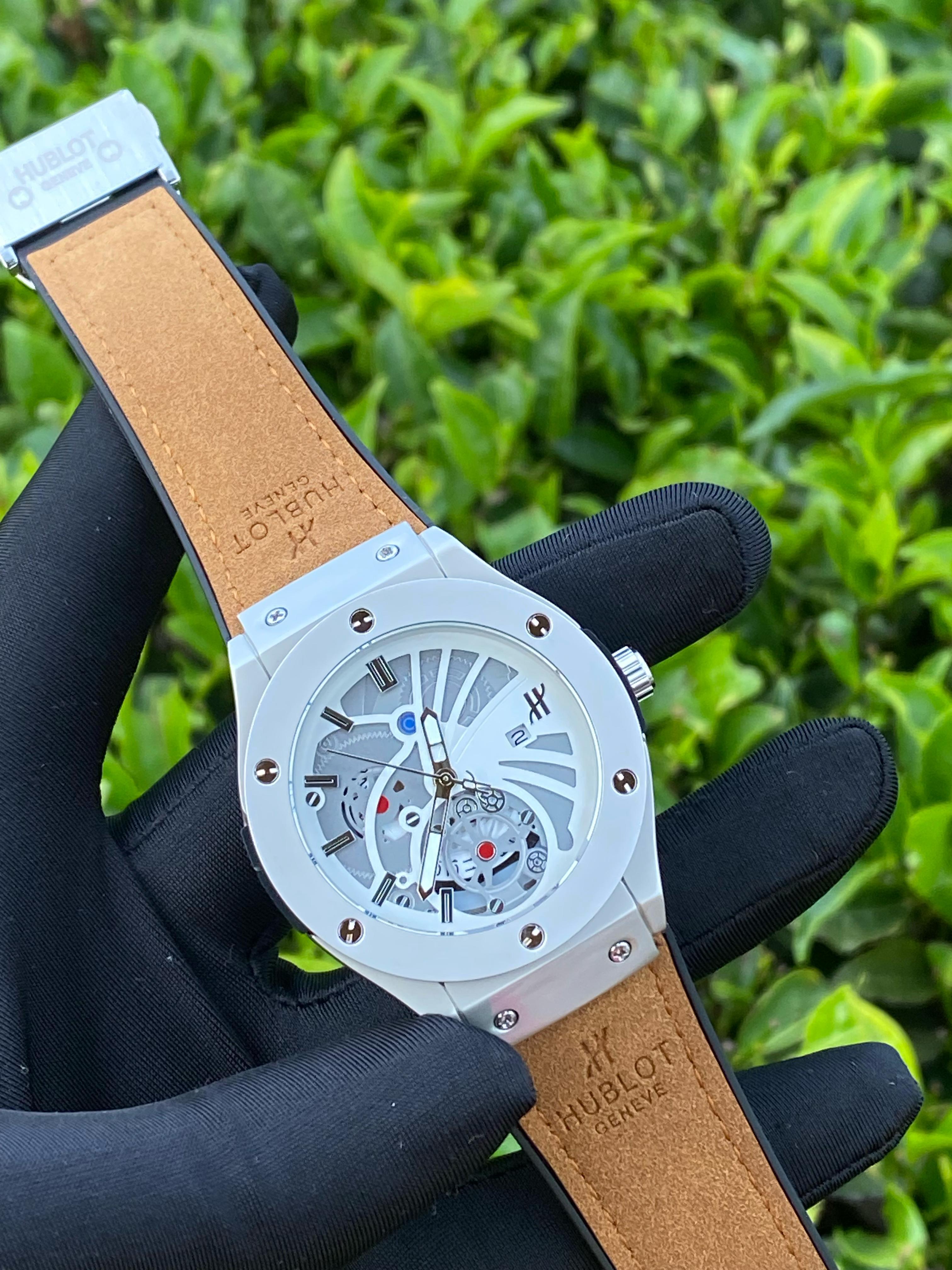 ♨️♠️

HUBLOT GENTS WATCH *

▪️Battery Powered 
▪️Suede Strap
▪️Date Display
▪️Water resistant 

✍️✍️Engraving services available ✍️✍️