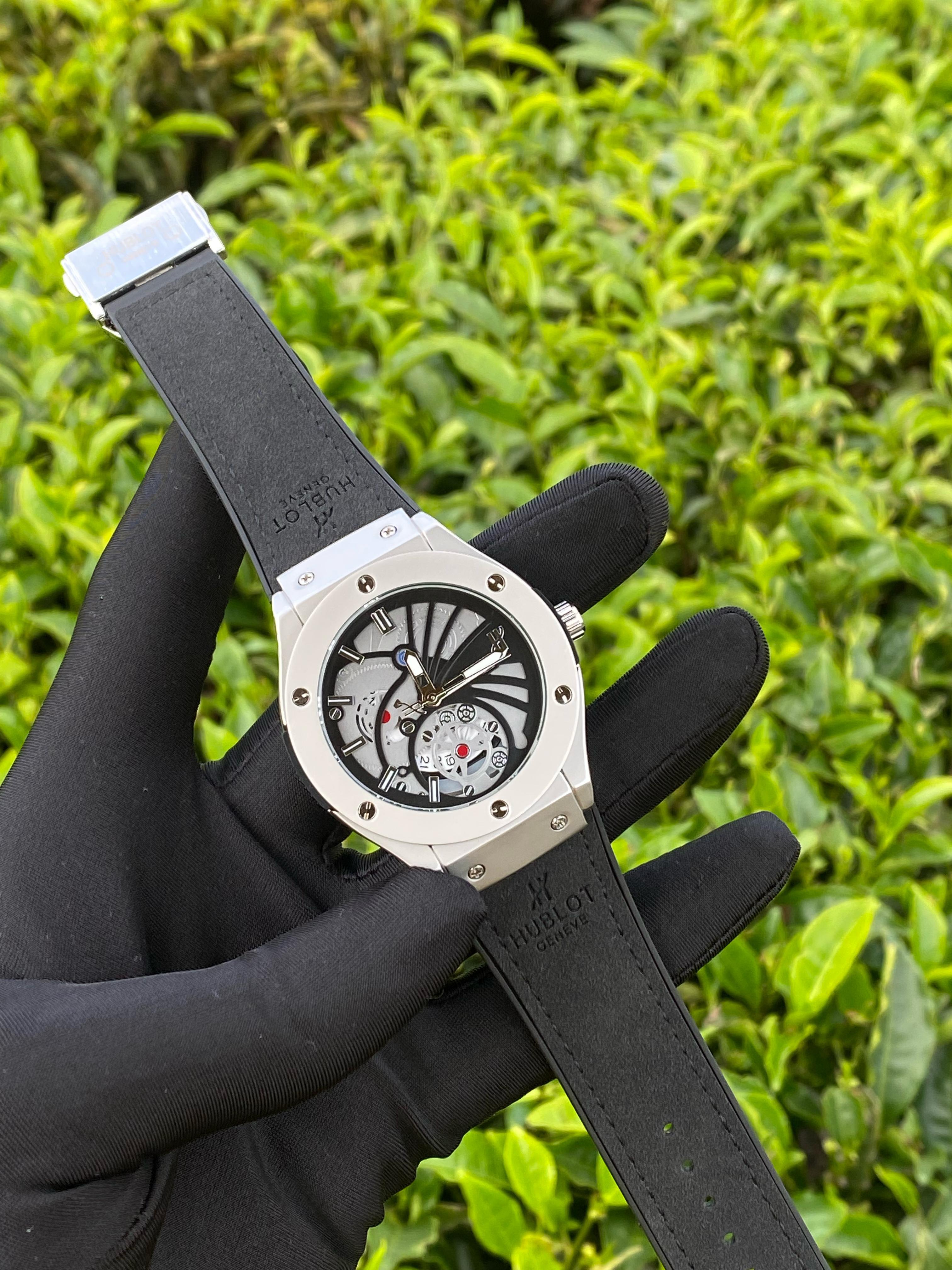 ♨️♠️

HUBLOT GENTS WATCH *

▪️Battery Powered 
▪️Suede Strap
▪️Date Display
▪️Water resistant 

✍️✍️Engraving services available ✍️✍️