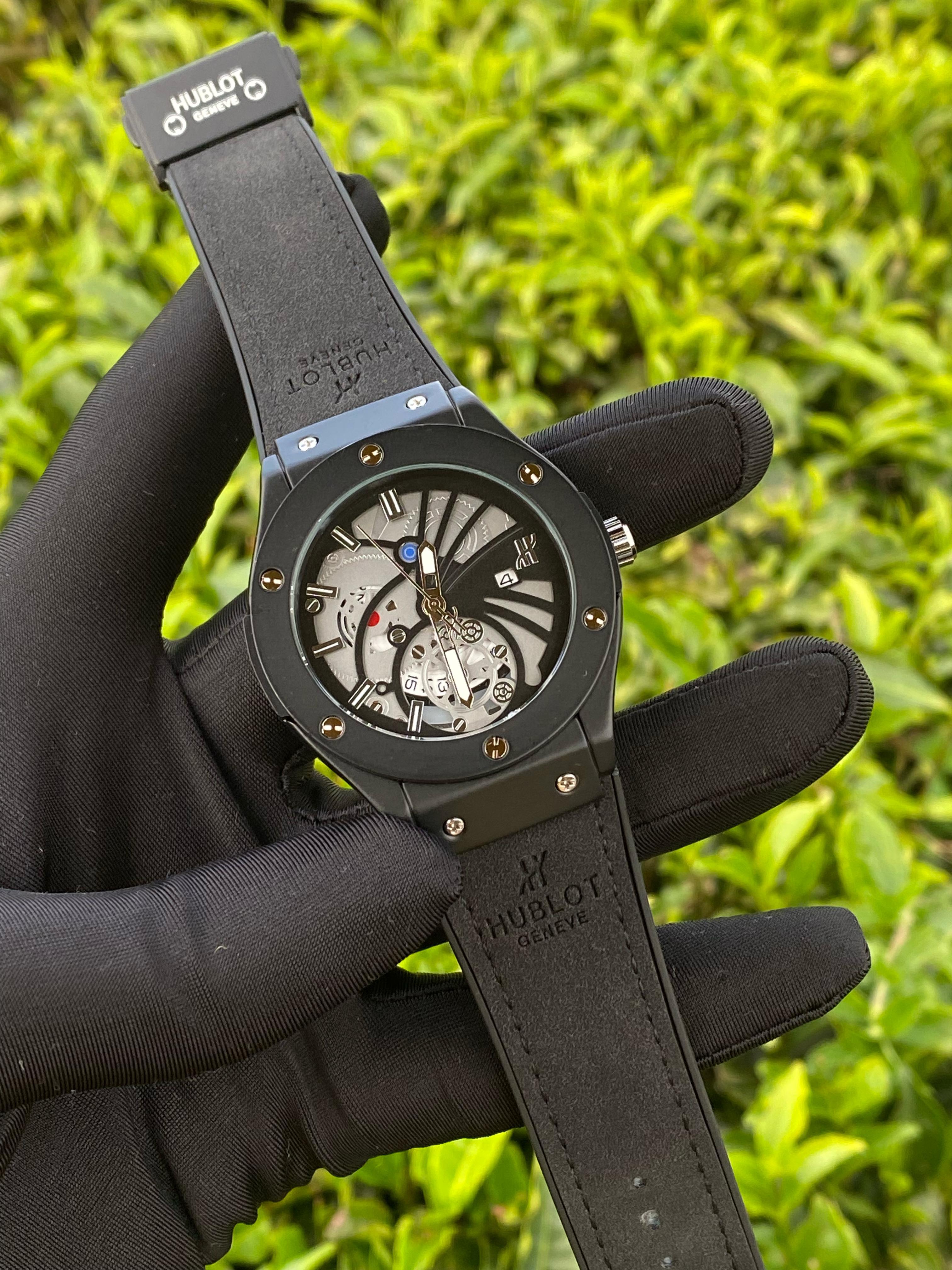 ♨️♠️

HUBLOT GENTS WATCH *

▪️Battery Powered 
▪️Suede Strap
▪️Date Display
▪️Water resistant 

✍️✍️Engraving services available ✍️✍️