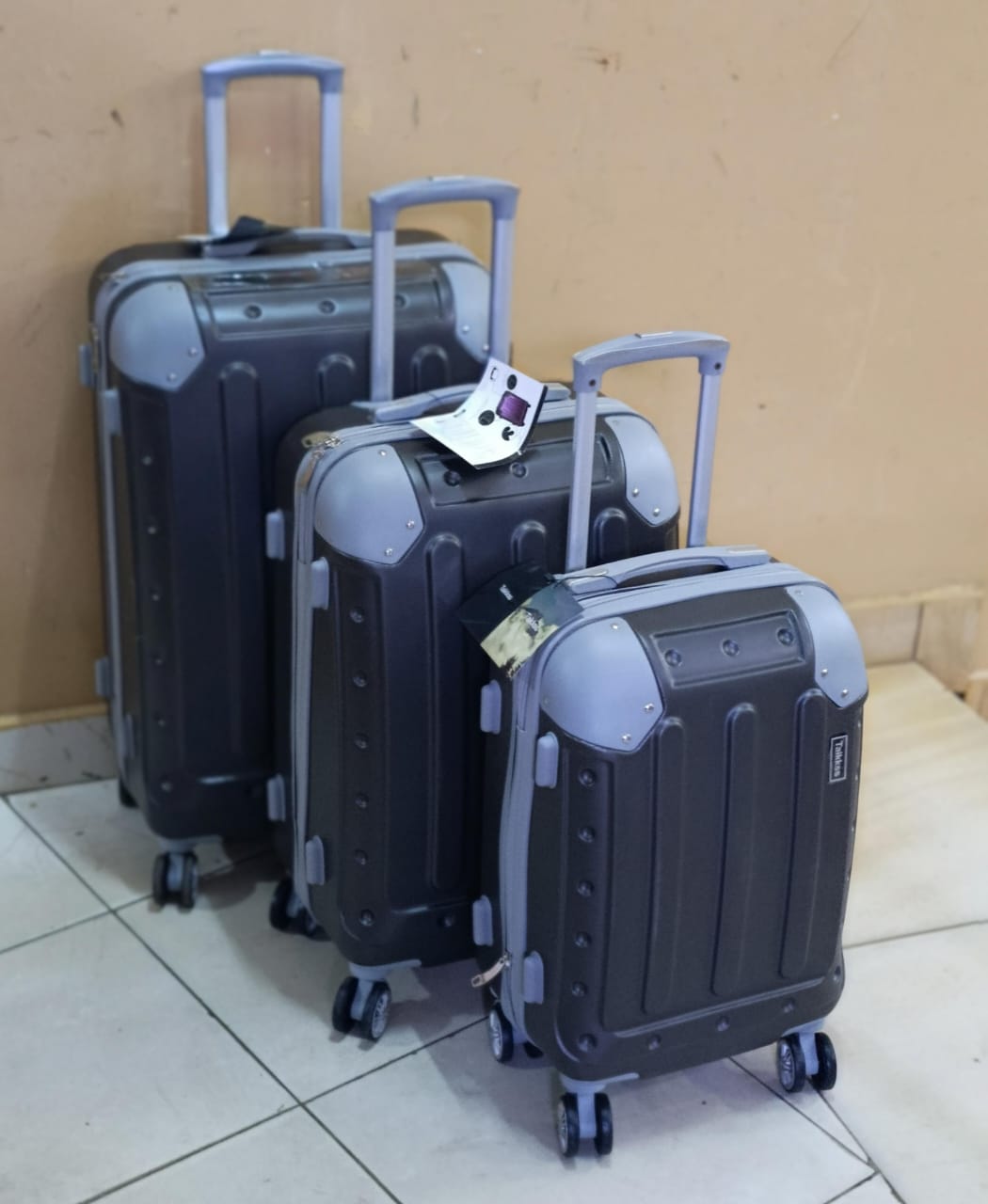 *PRICE DROP*
3 in 1 Luxurious Fibre Suitcase*

▪️Zipper closure frame.
▪️360 Easy-glide spinner wheels.
▪️Telescopic handle system locks in multiple levels to adapt.
▪️Compression straps keep clothing
