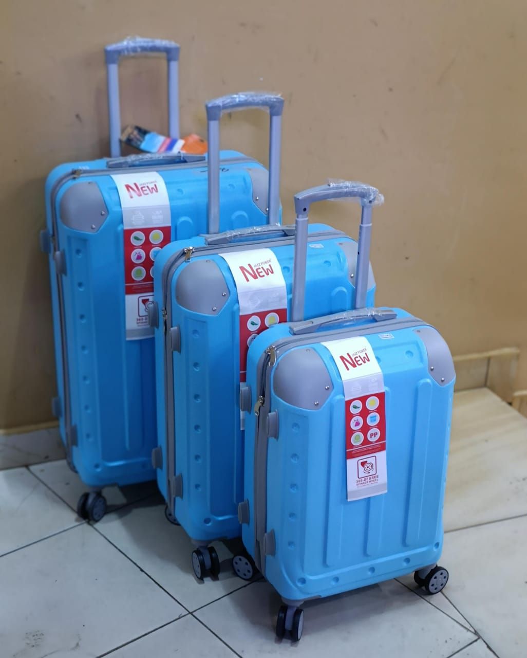 *PRICE DROP*
3 in 1 Luxurious Fibre Suitcase*

▪️Zipper closure frame.
▪️360 Easy-glide spinner wheels.
▪️Telescopic handle system locks in multiple levels to adapt.
▪️Compression straps keep clothing
