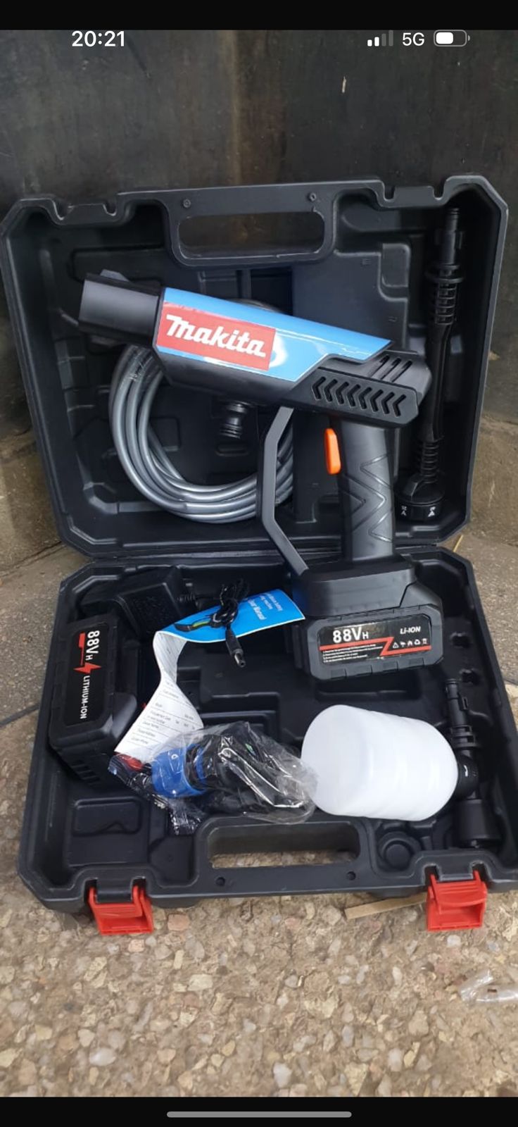Makita 88V cordless high-pressure car washer.The device is branded "Makita" and features "88VH Li-ion" on its battery pack, indicating it's a cordless, lithium-ion powered tool. 
Functionality:
The pr
