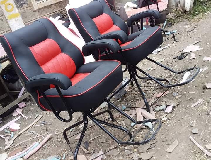 Kinyozi chair or barber chair
These chairs are designed for use in barbershops and salons, featuring:
Adjustable height and recline:
Allowing for customized positioning during hair cutting, stylin