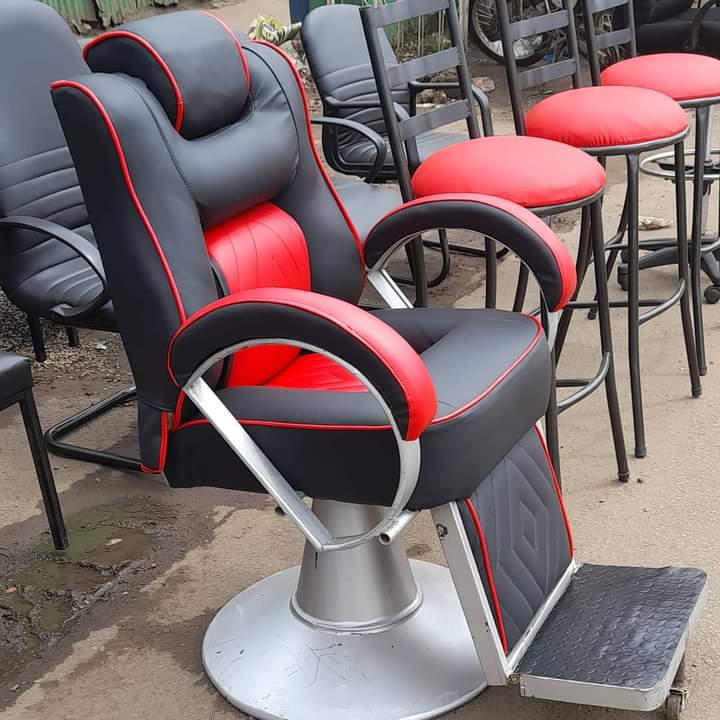 Barber Chair. It is also commonly referred to as a Salon Chair or Styling Chair, designed specifically for use in barbershops and hair salons. 
Features and Usage:
Purpose:
Used to provide comfortable