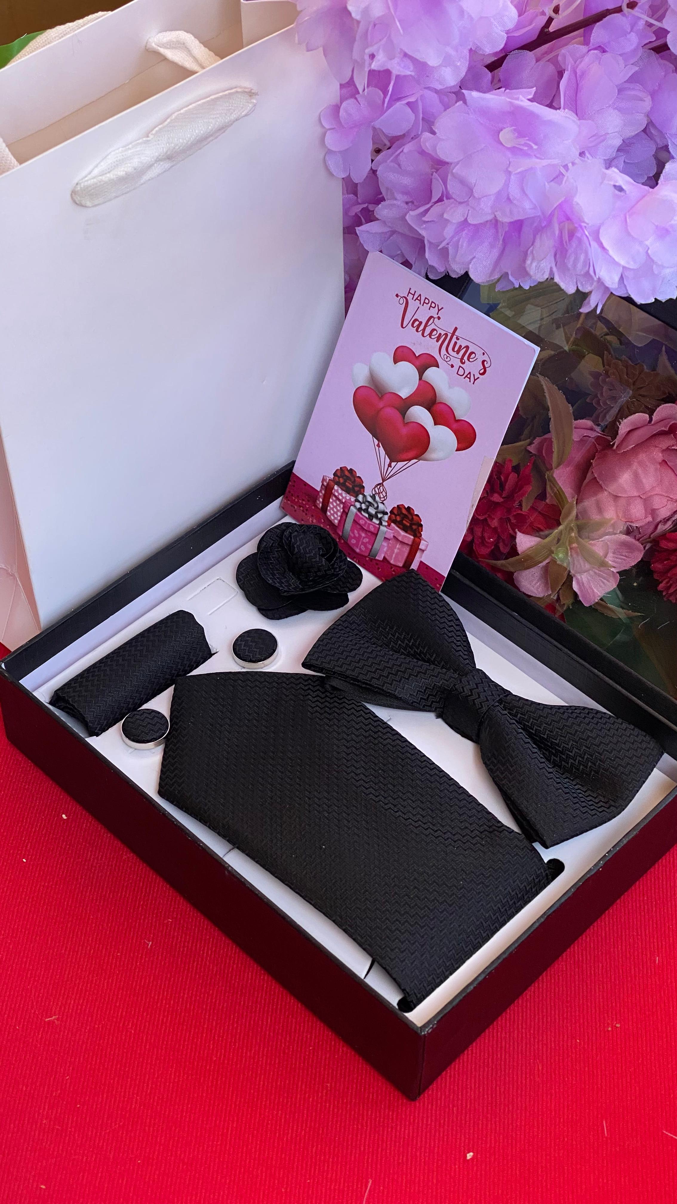 MEN VALENTINE TIE SET GIFT PACK 
🔹Quality Tie
🔹Bow tie
🔹Handkerchief
🔹Cufflinks
🔹Boutonnière

✅CARD &BAG