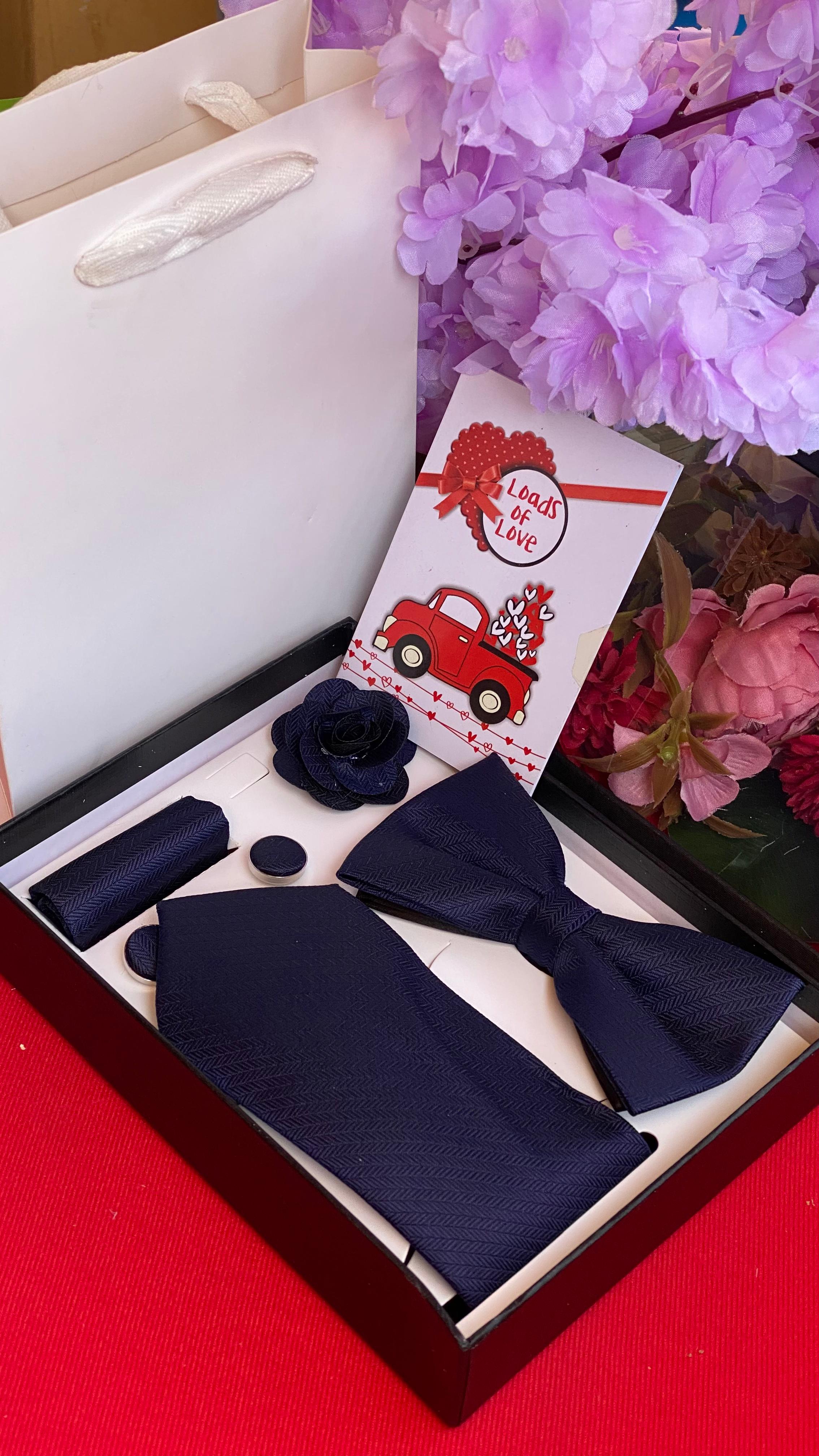 MEN VALENTINE TIE SET GIFT PACK 
🔹Quality Tie
🔹Bow tie
🔹Handkerchief
🔹Cufflinks
🔹Boutonnière

✅CARD &BAG