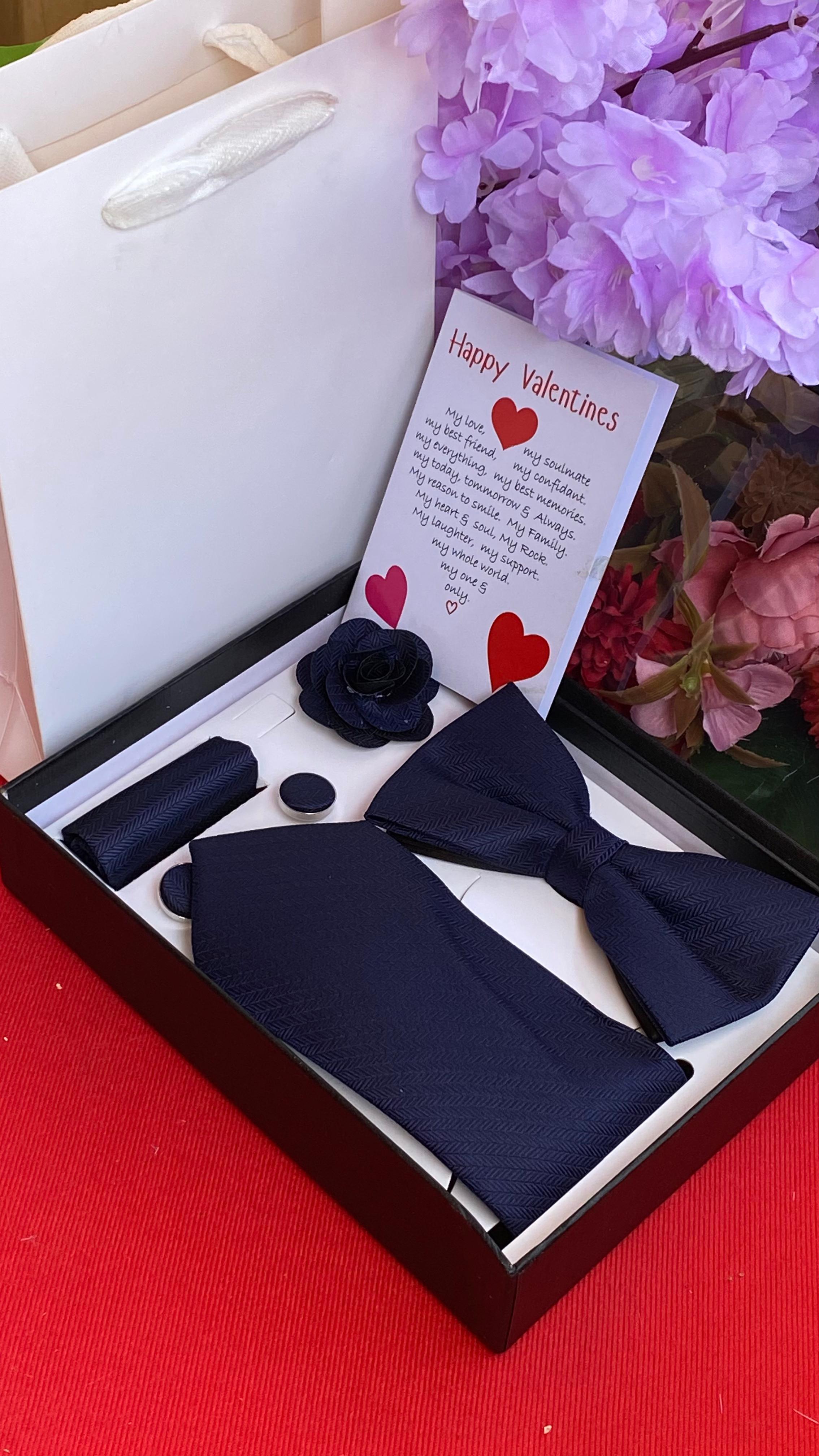MEN VALENTINE TIE SET GIFT PACK 
🔹Quality Tie
🔹Bow tie
🔹Handkerchief
🔹Cufflinks
🔹Boutonnière

✅CARD &BAG