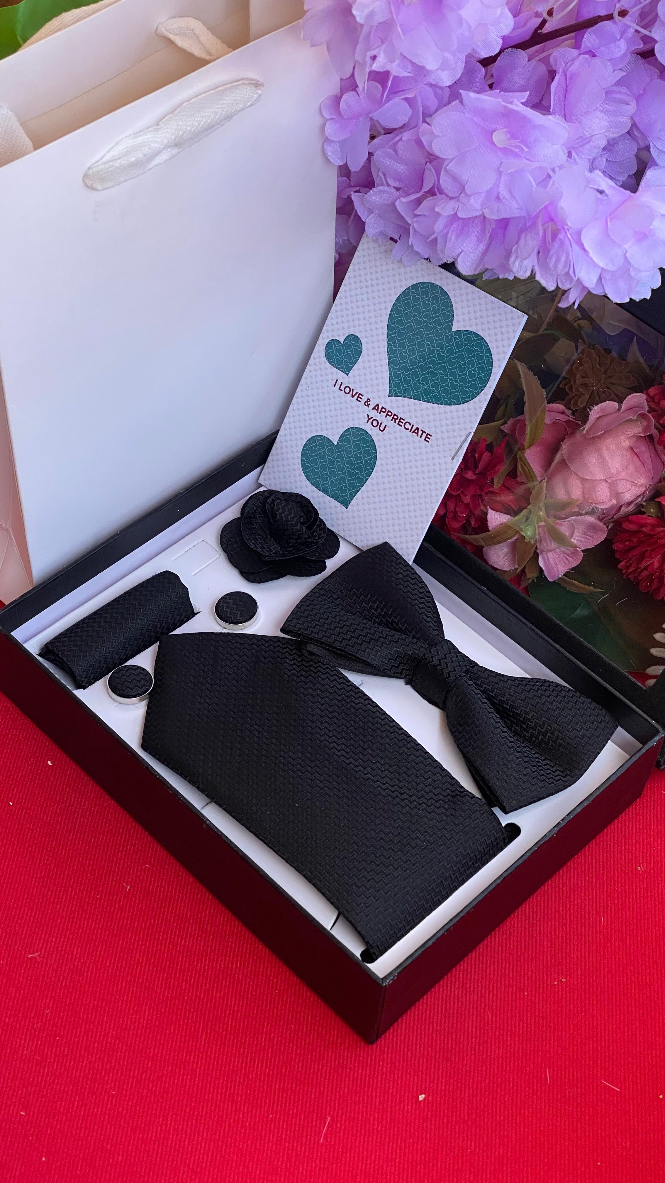 MEN VALENTINE TIE SET GIFT PACK 
🔹Quality Tie
🔹Bow tie
🔹Handkerchief
🔹Cufflinks
🔹Boutonnière

✅CARD &BAG