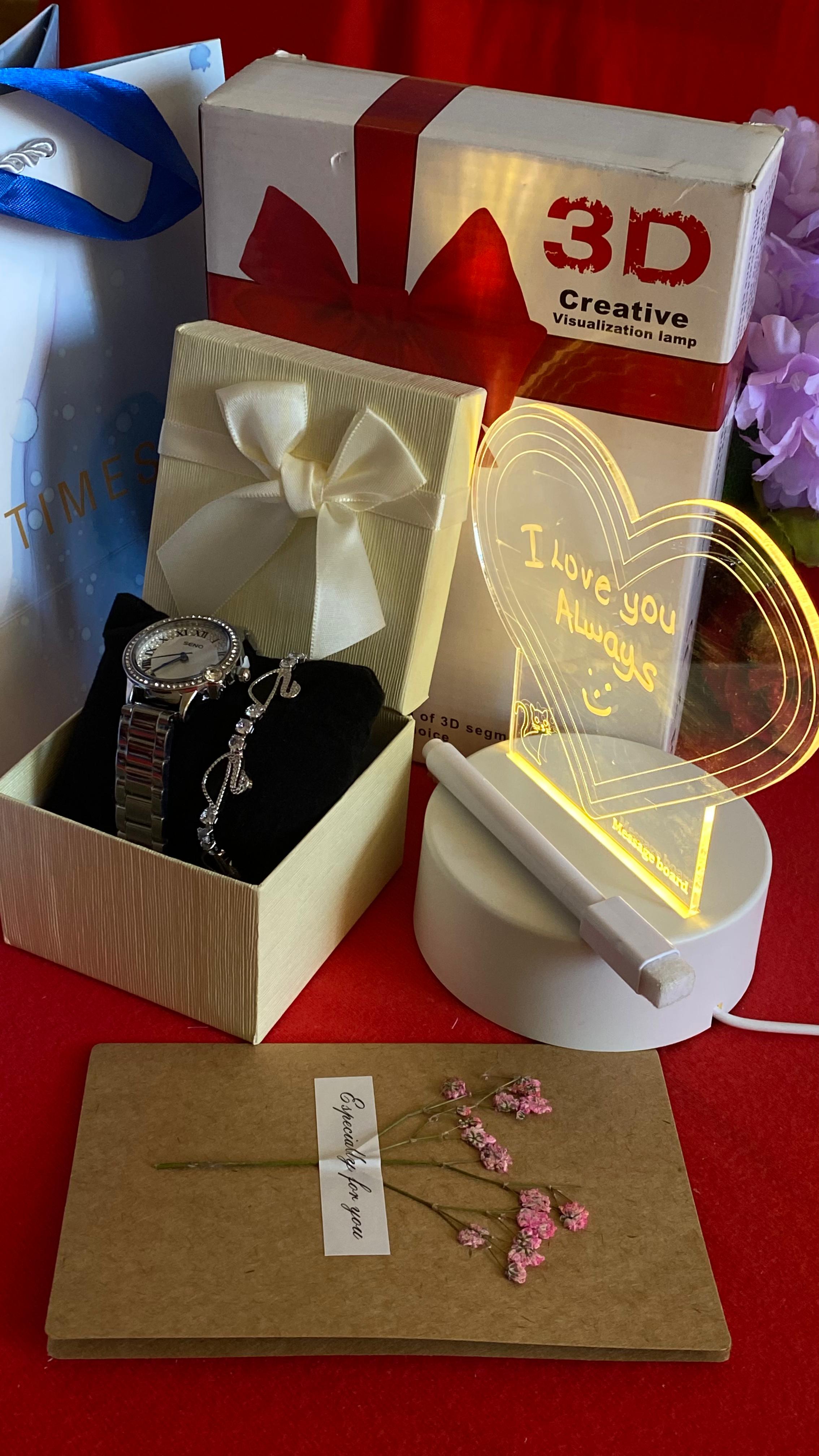 HOT VALENTINES LADIES GIFT SET *
💐Watch
💐Dried Flower Gift card
💐Bracelet
💐Self Custom LED board
💐box
💐 gift bag
