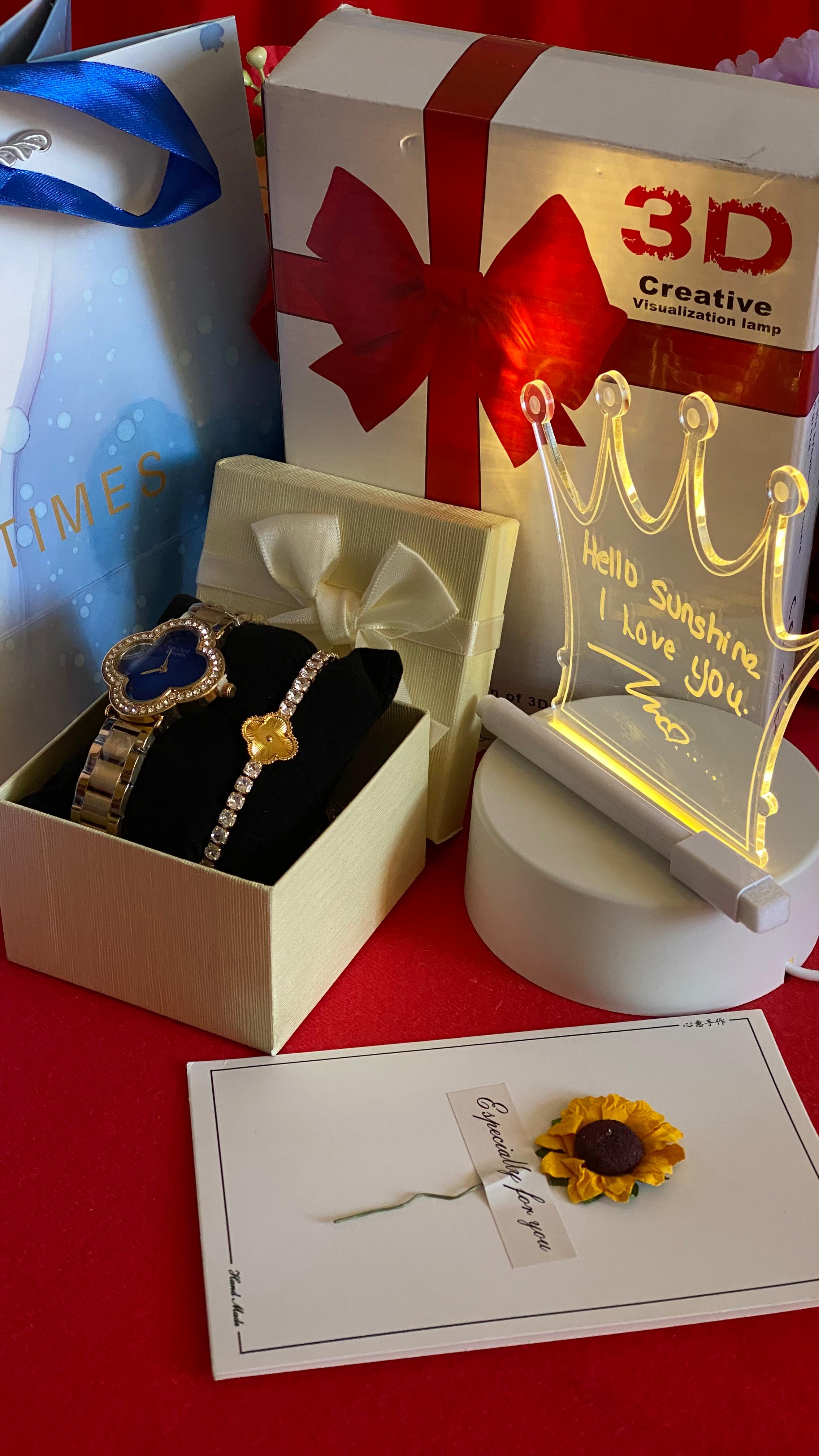 HOT VALENTINES LADIES GIFT SET *
💐Watch
💐Dried Flower Gift card
💐Bracelet
💐Self Custom LED board
💐box
💐 gift bag