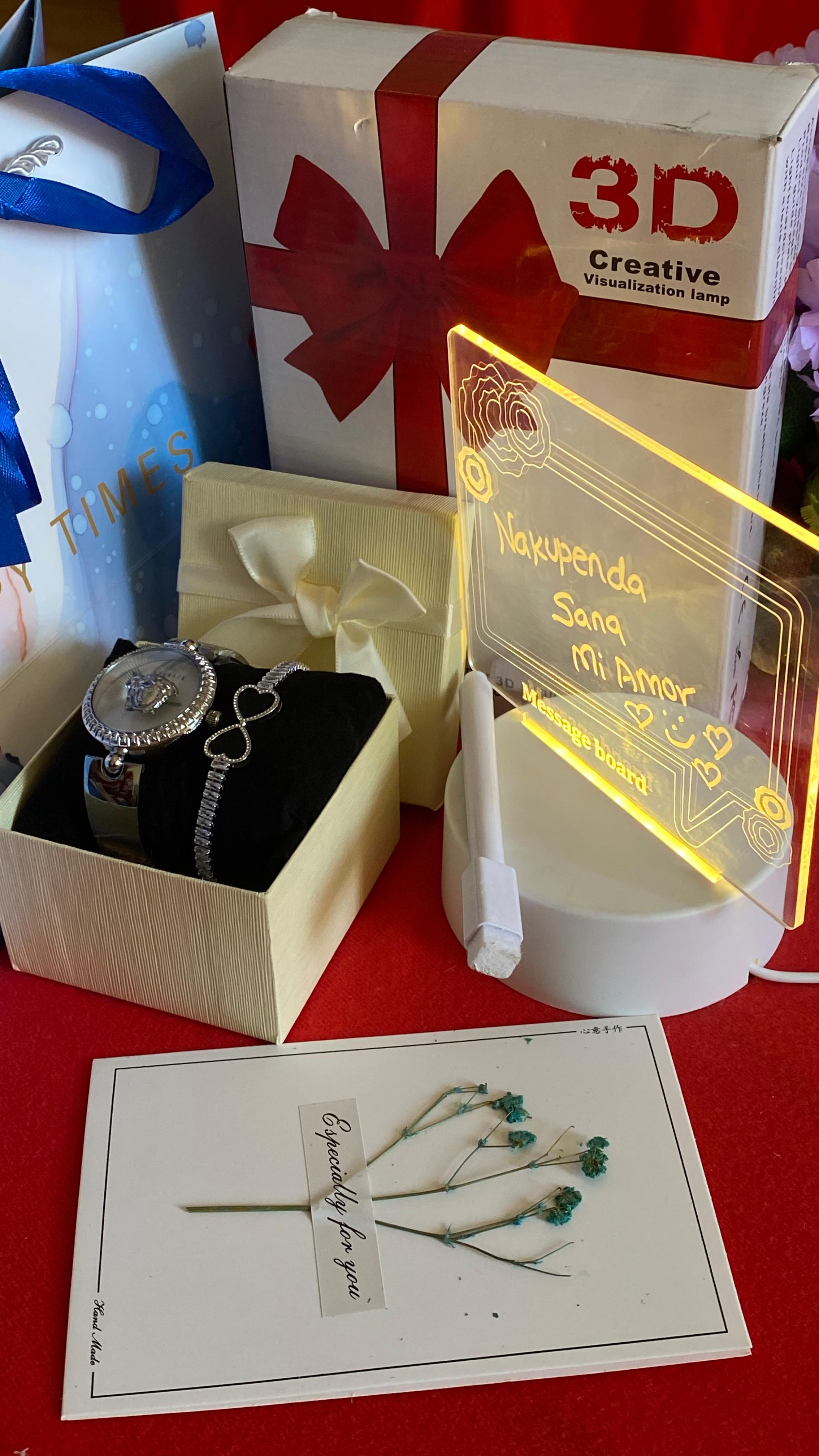 HOT VALENTINES LADIES GIFT SET *
💐Watch
💐Dried Flower Gift card
💐Bracelet
💐Self Custom LED board
💐box
💐 gift bag