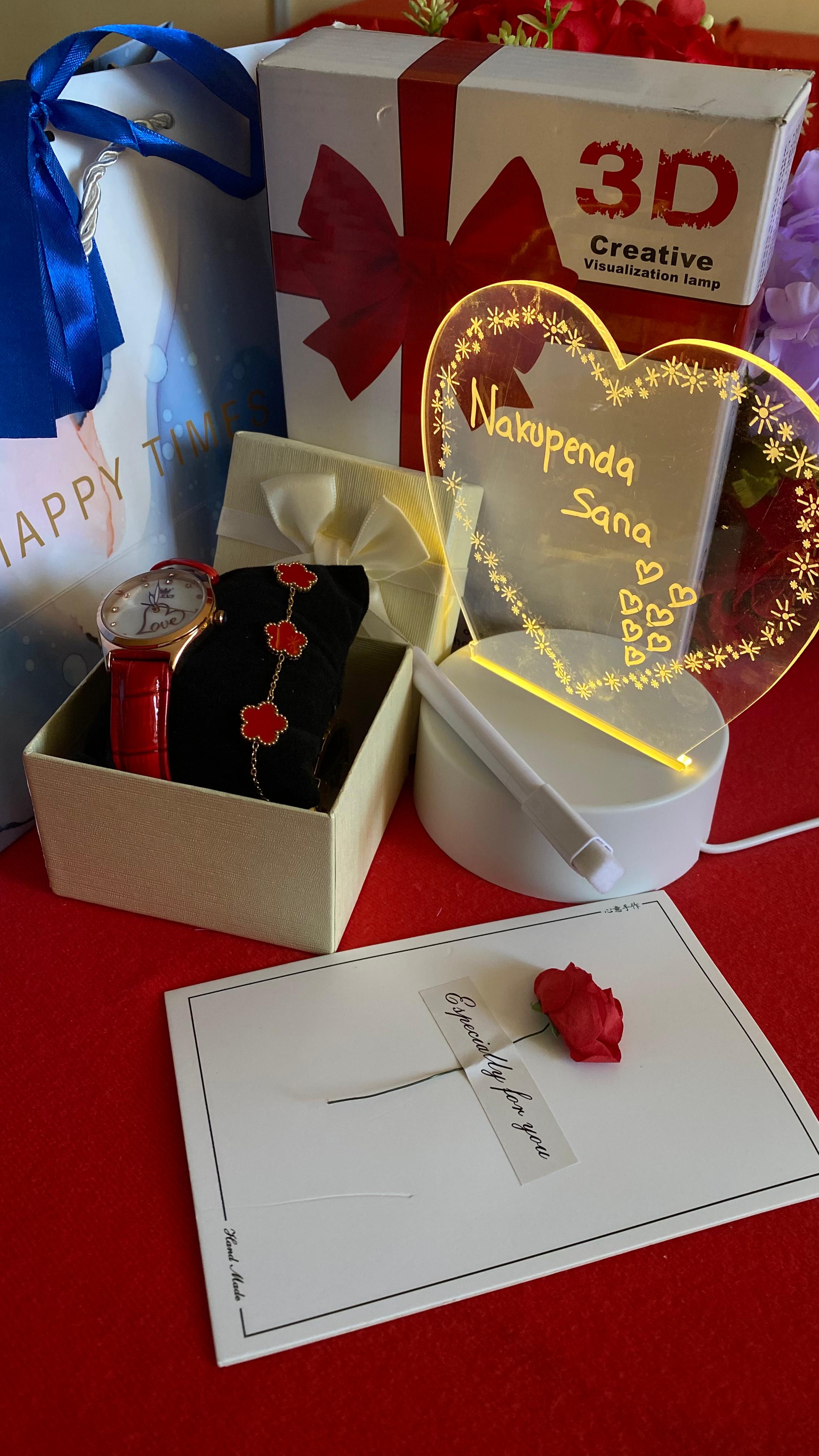 HOT VALENTINES LADIES GIFT SET *
💐Watch
💐Dried Flower Gift card
💐Bracelet
💐Self Custom LED board
💐box
💐 gift bag