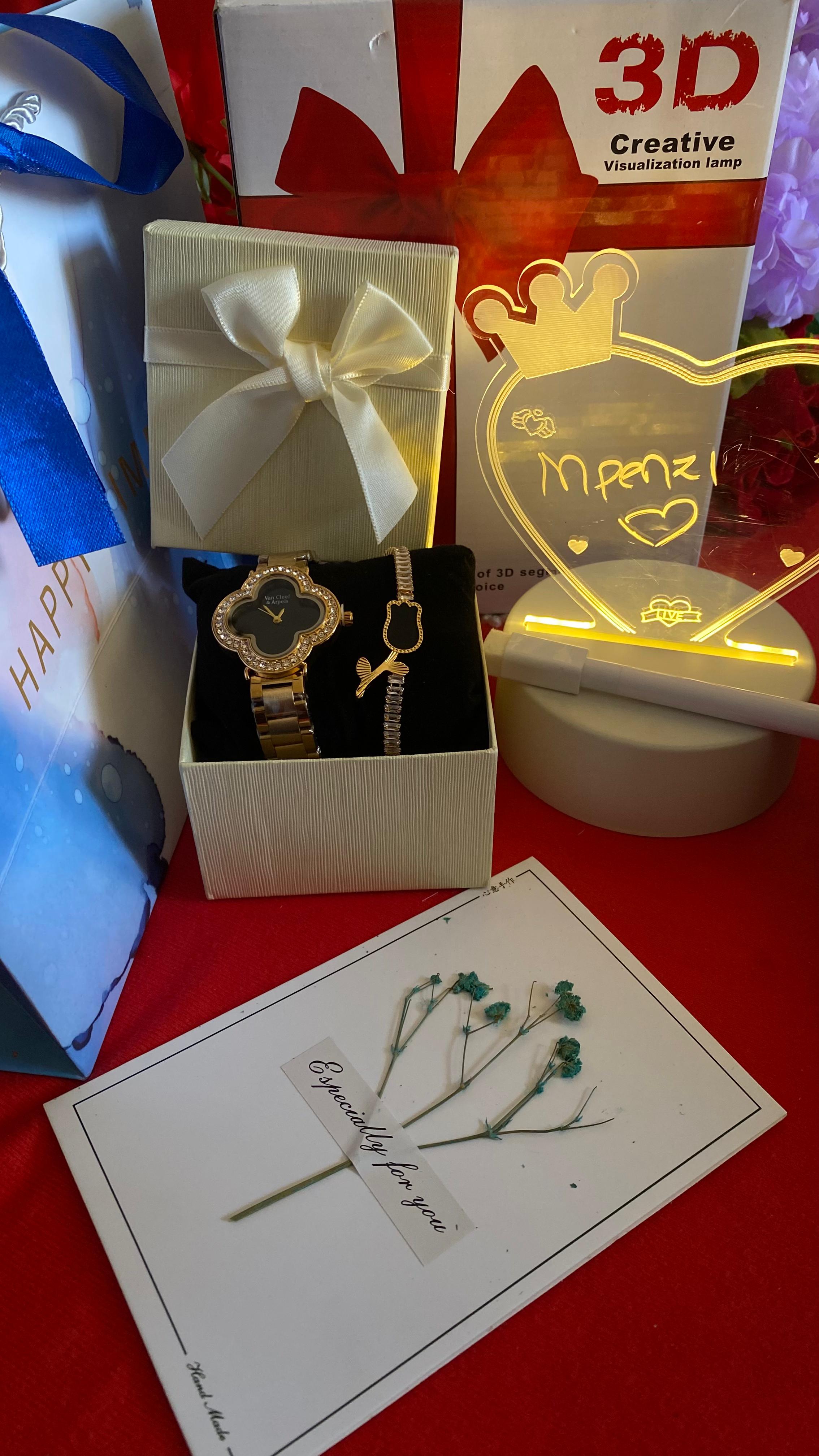 HOT VALENTINES LADIES GIFT SET *
💐Watch
💐Dried Flower Gift card
💐Bracelet
💐Self Custom LED board
💐box
💐 gift bag