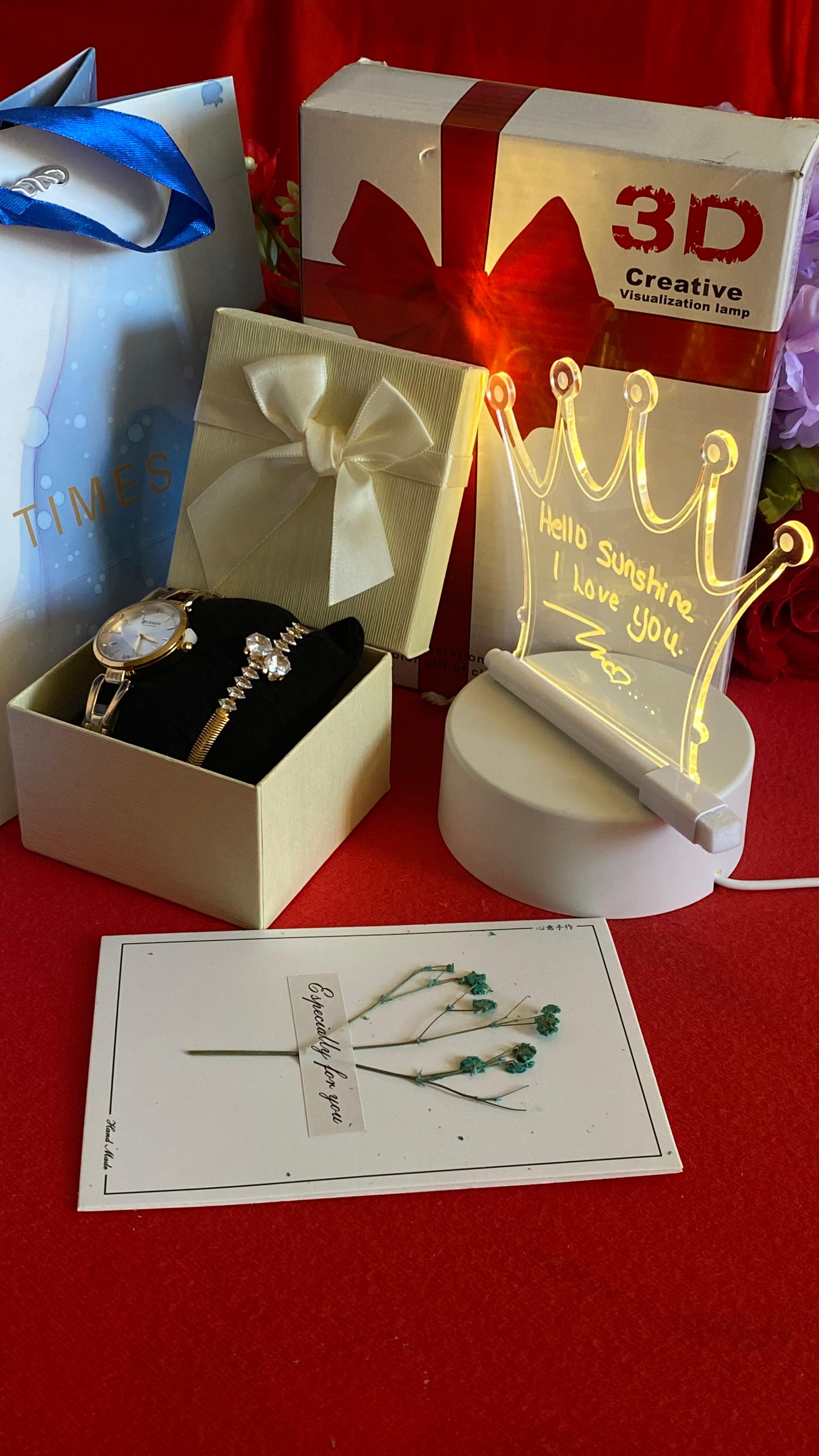 HOT VALENTINES LADIES GIFT SET *
💐Watch
💐Dried Flower Gift card
💐Bracelet
💐Self Custom LED board
💐box
💐 gift bag