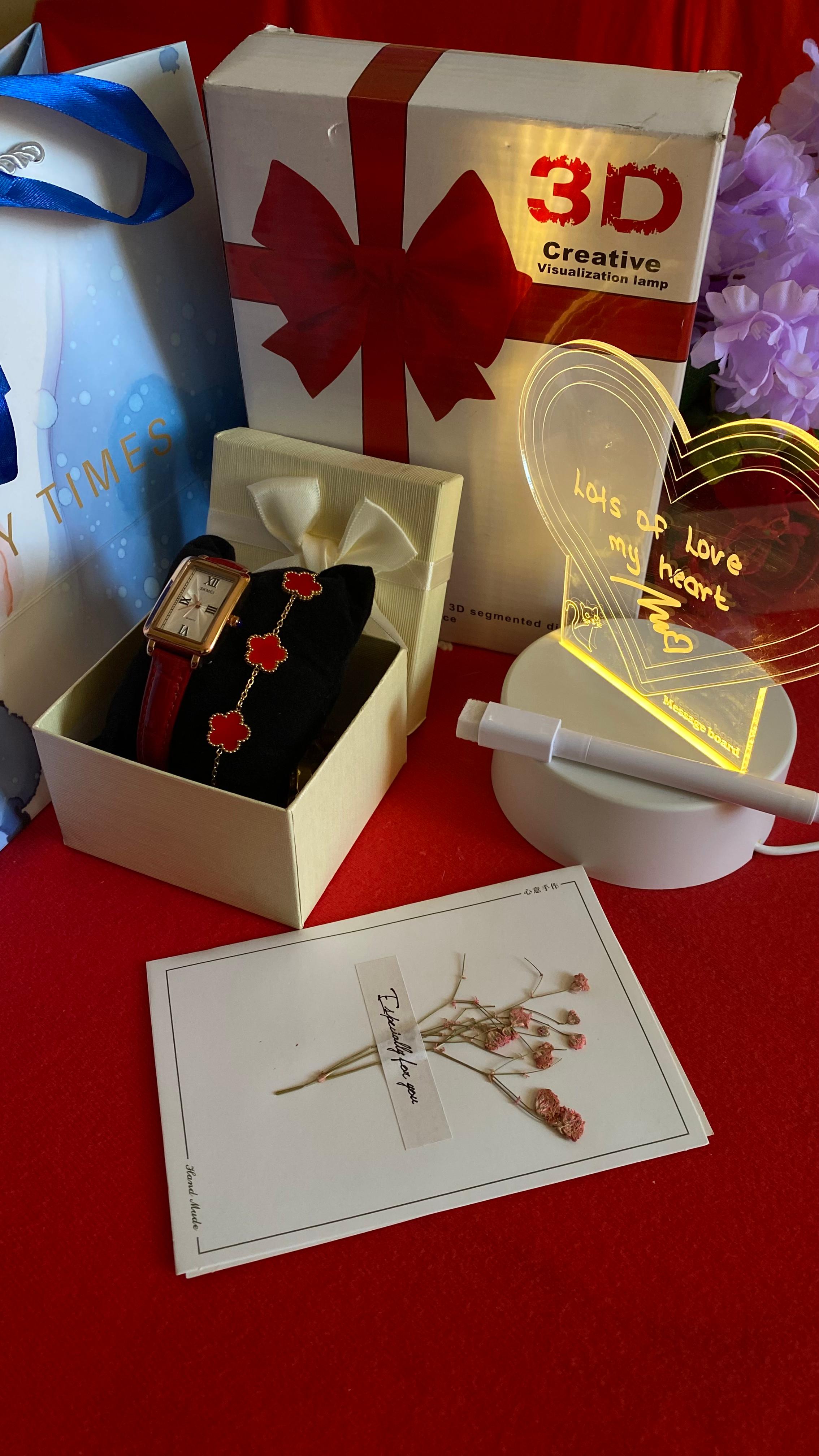 HOT VALENTINES LADIES GIFT SET *
💐Watch
💐Dried Flower Gift card
💐Bracelet
💐Self Custom LED board
💐box
💐 gift bag