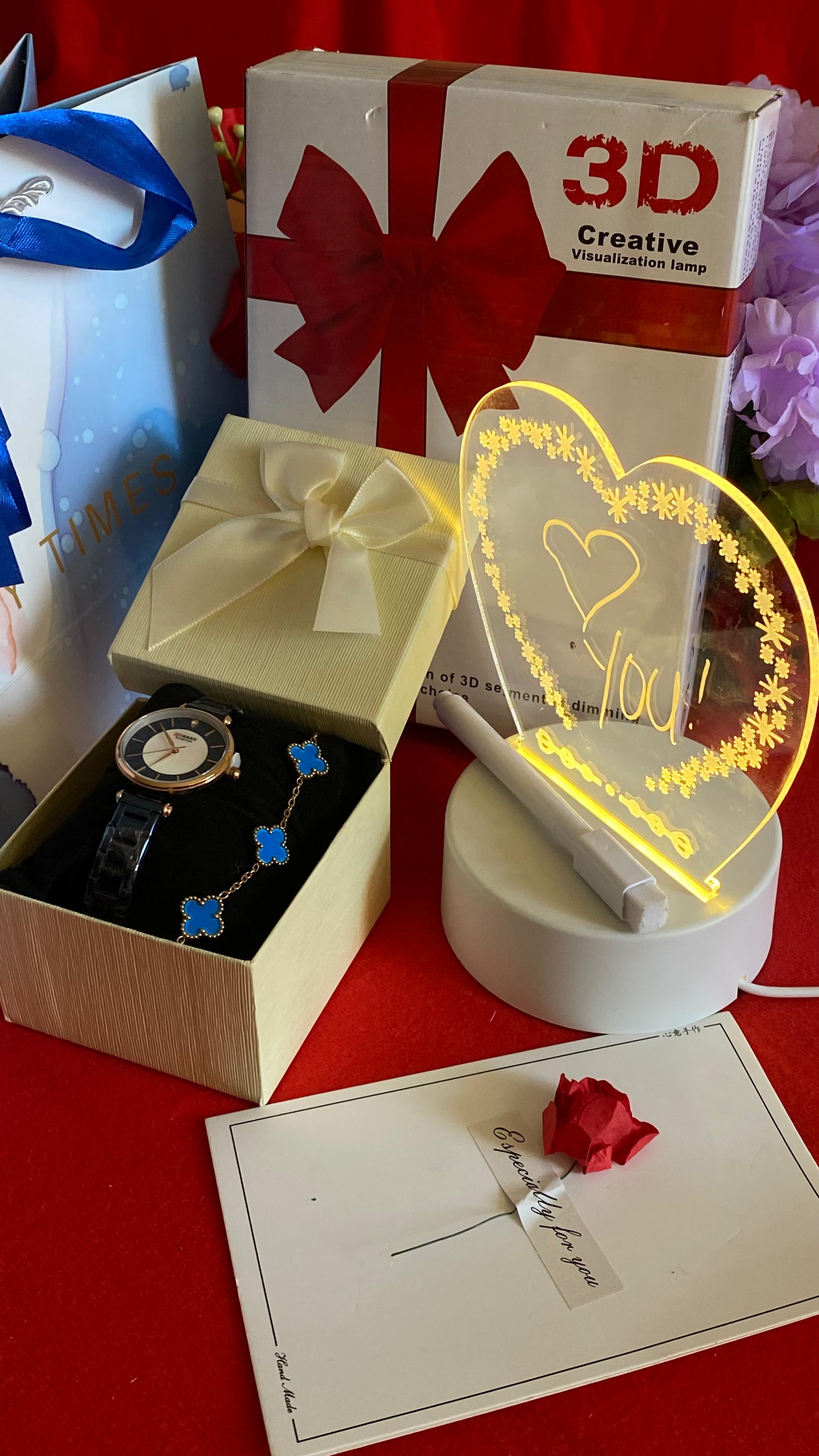 HOT VALENTINES LADIES GIFT SET *
💐Watch
💐Dried Flower Gift card
💐Bracelet
💐Self Custom LED board
💐box
💐 gift bag