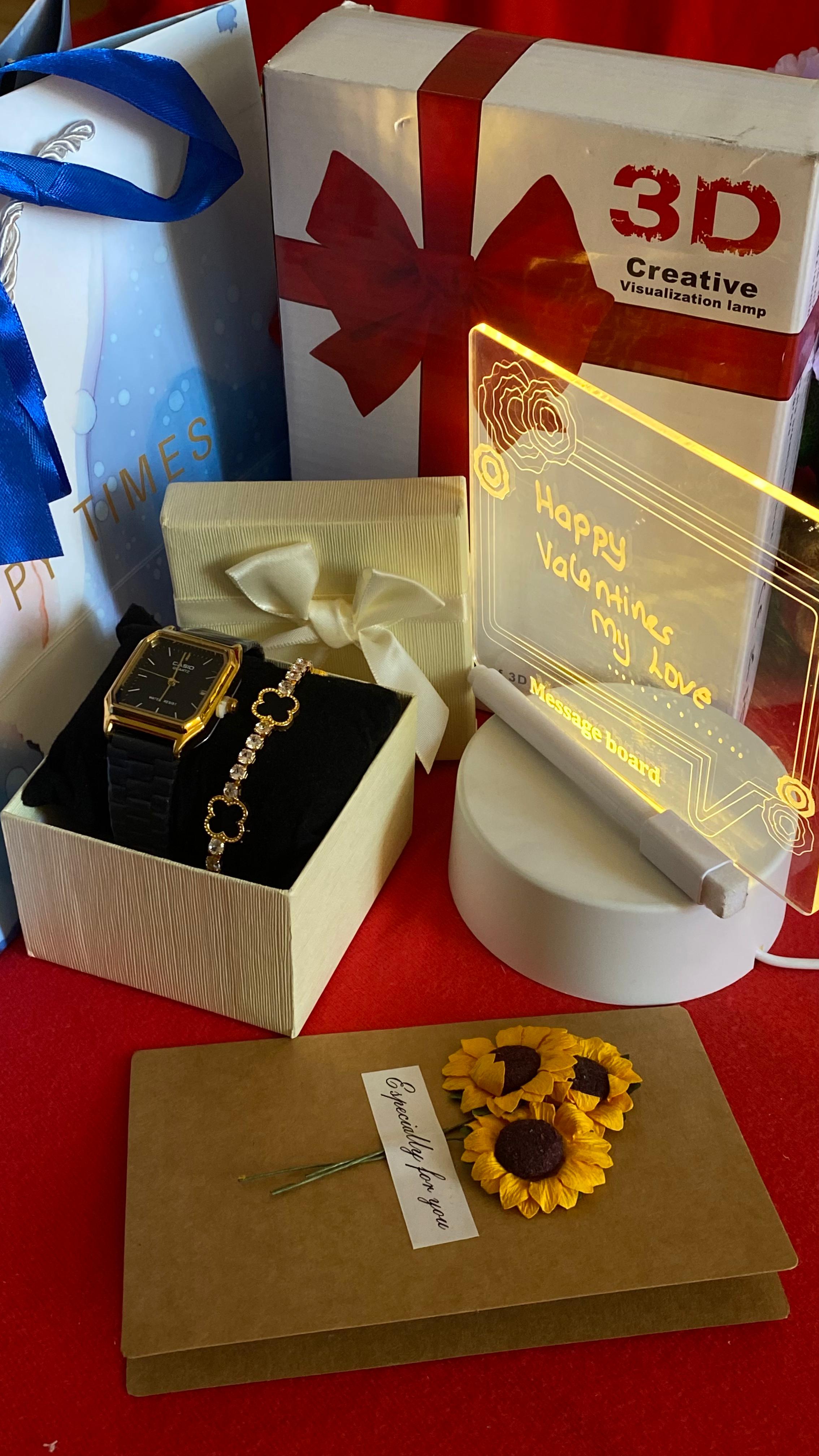 HOT VALENTINES LADIES GIFT SET *
💐Watch
💐Dried Flower Gift card
💐Bracelet
💐Self Custom LED board
💐box
💐 gift bag