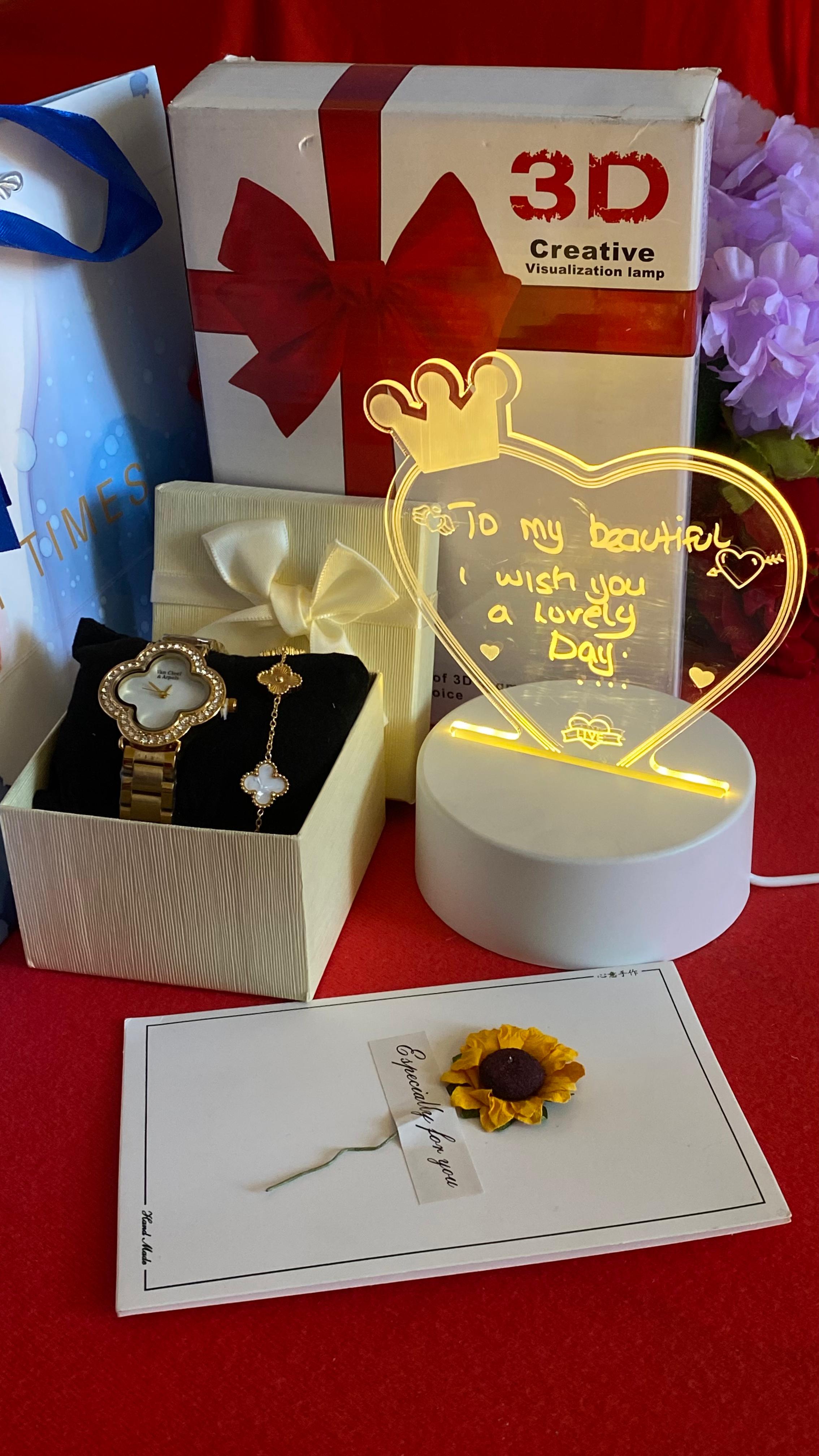HOT VALENTINES LADIES GIFT SET *
💐Watch
💐Dried Flower Gift card
💐Bracelet
💐Self Custom LED board
💐box
💐 gift bag