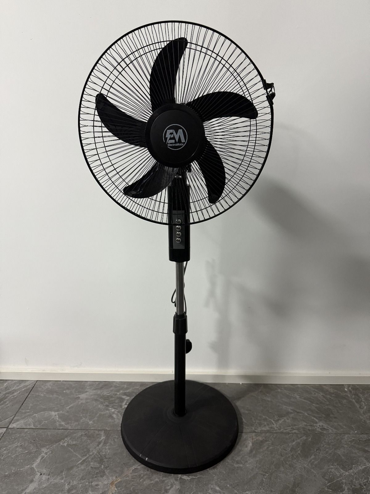 Electromate 16″ Black Standing Fan — Cool Breeze, Bold Style
Stay cool and comfortable with the Electromate 16‑inch Black Standing Fan — a powerful airflow solution that brings refreshing comfort to a