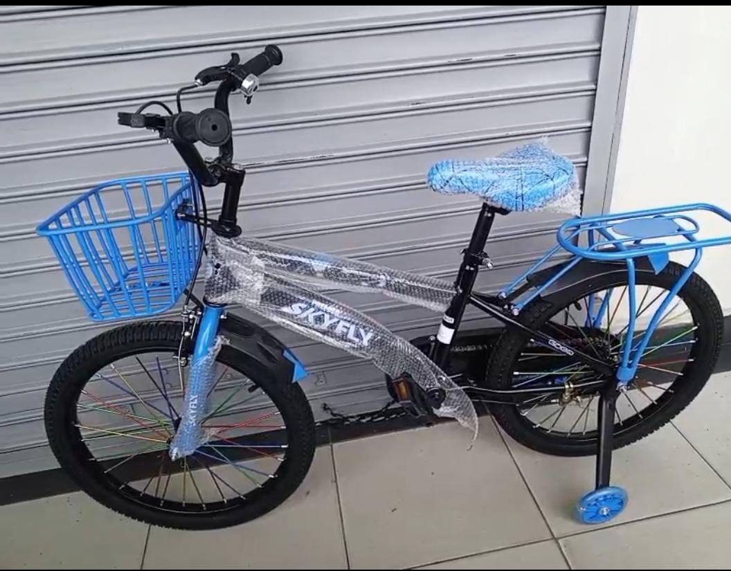 Size 16 Kids Bicycle – Ride with Confidence! 🚴‍♀️
Let your child enjoy the thrill of riding with this strong and stylish 16-inch kids bicycle—perfect for young riders learning balance and control.
✨