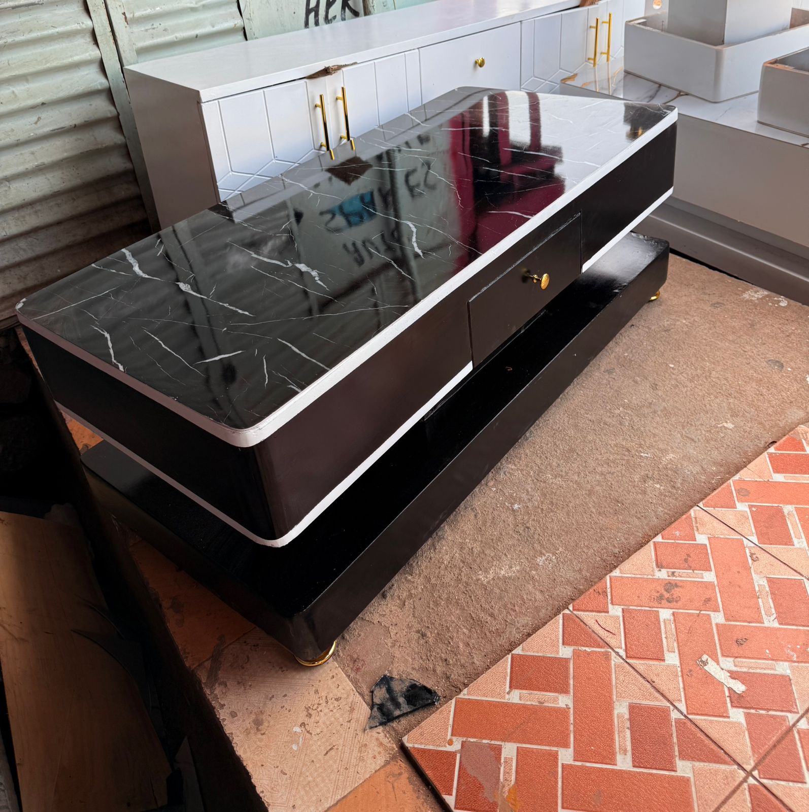 Modern Coffee Table – Style Meets Functionality ✨
Add a touch of elegance to your living space with this sleek and stylish modern coffee table. Designed to complement any contemporary home décor while