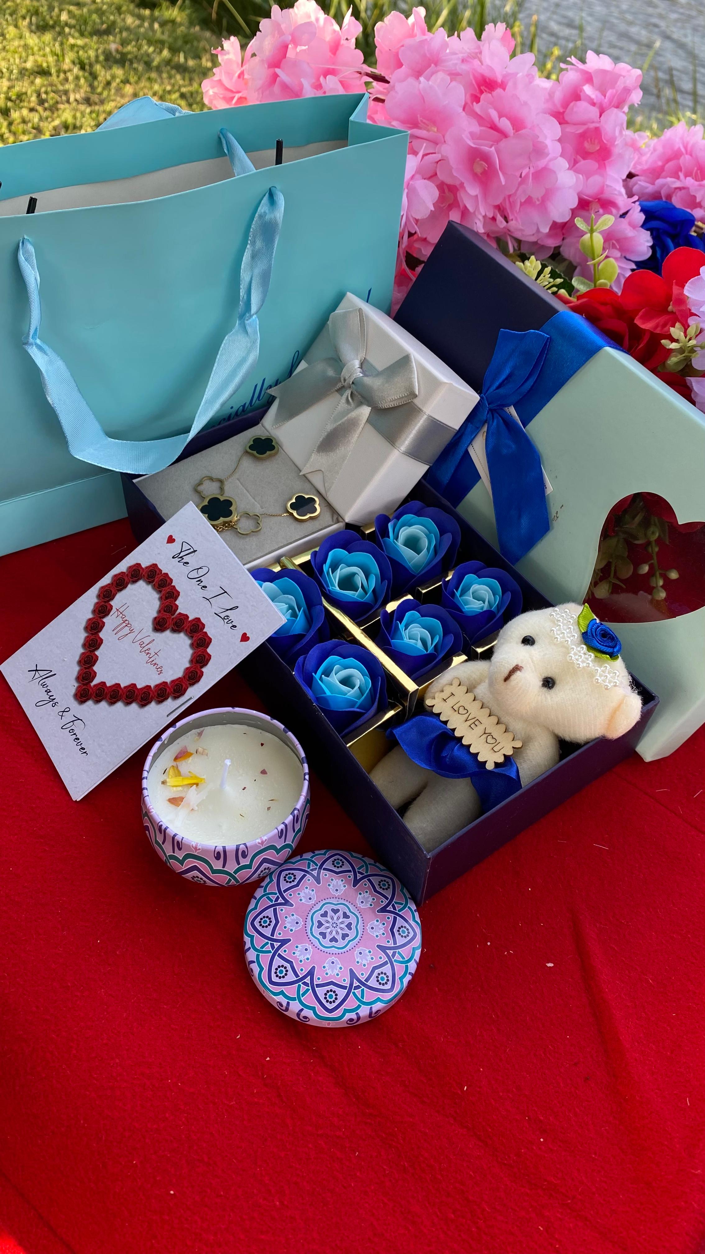 HOT VALENTINES LADIES GIFT SET 🥰❤️‍🔥 

🌹Scented candle
😍Jewellery set (stainless steel earrings & necklace)
🌹preserved soap roses
😍Bear/Doll
🌹Mirror box
😍Card&Bag
