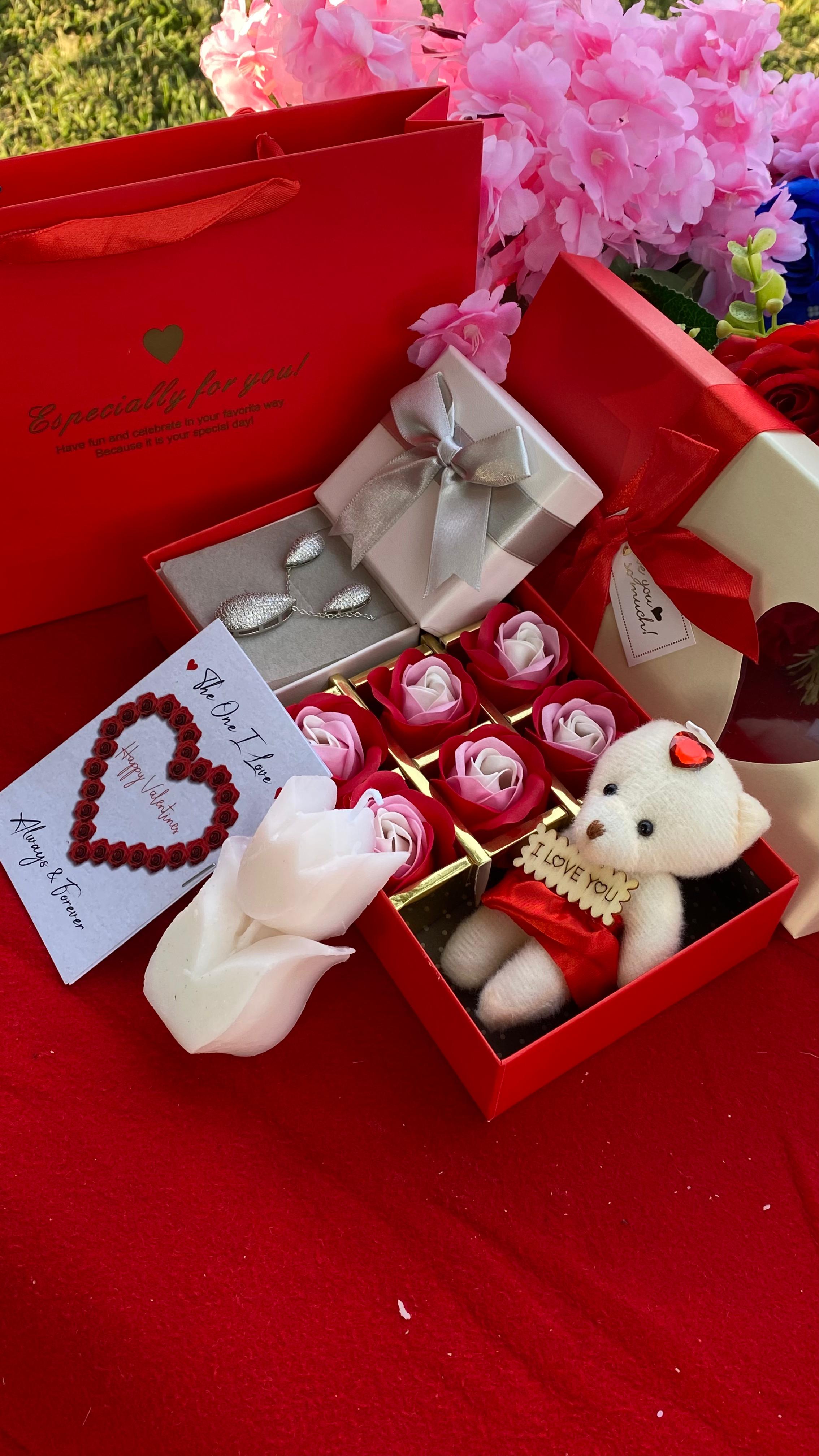 HOT VALENTINES LADIES GIFT SET 🥰❤️‍🔥 

🌹Scented candle
😍Jewellery set (stainless steel earrings & necklace)
🌹preserved soap roses
😍Bear/Doll
🌹Mirror box
😍Card&Bag