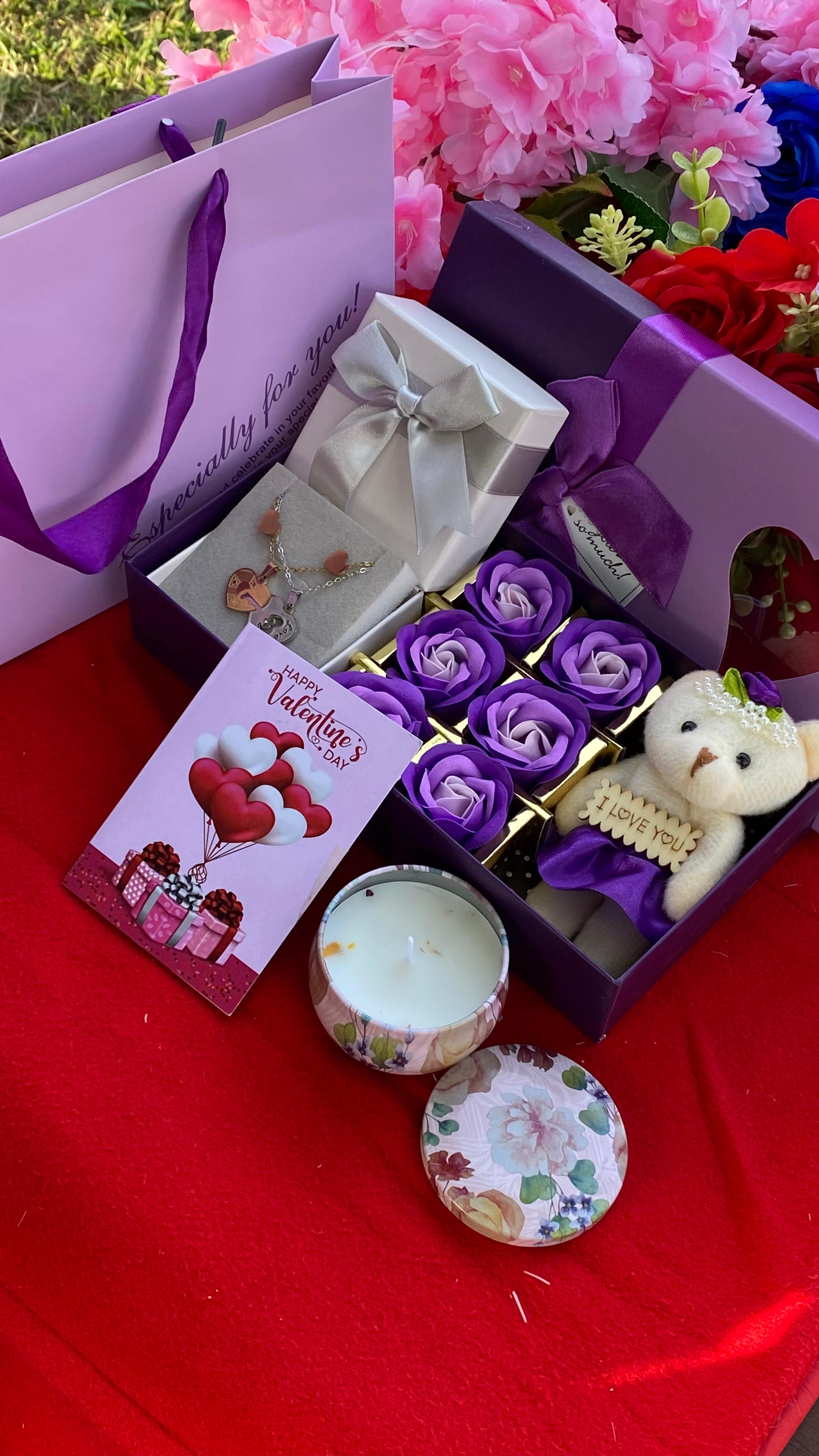 HOT VALENTINES LADIES GIFT SET 🥰❤️‍🔥 

🌹Scented candle
😍Jewellery set (stainless steel earrings & necklace)
🌹preserved soap roses
😍Bear/Doll
🌹Mirror box
😍Card&Bag