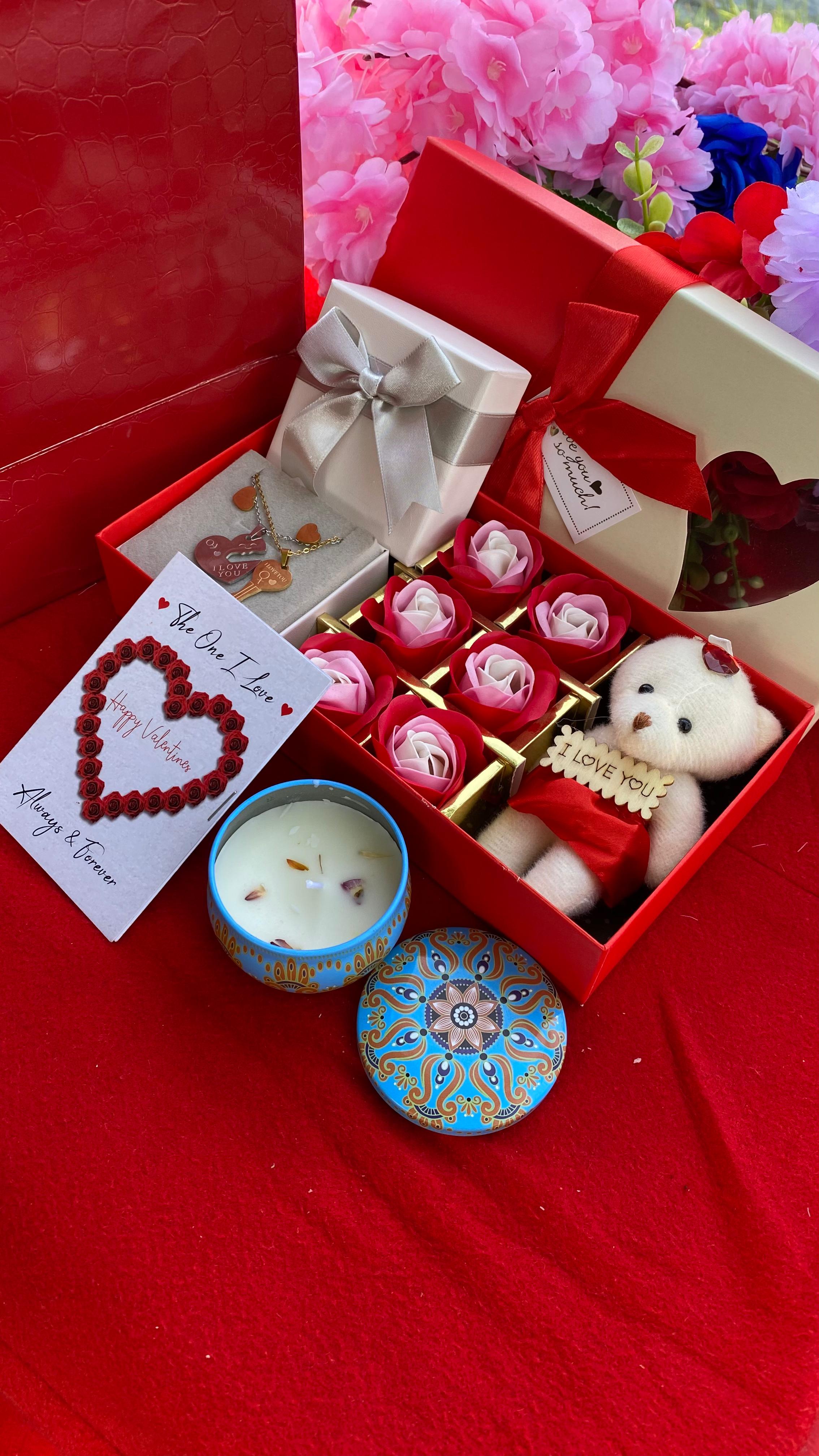 HOT VALENTINES LADIES GIFT SET 🥰❤️‍🔥 

🌹Scented candle
😍Jewellery set (stainless steel earrings & necklace)
🌹preserved soap roses
😍Bear/Doll
🌹Mirror box
😍Card&Bag