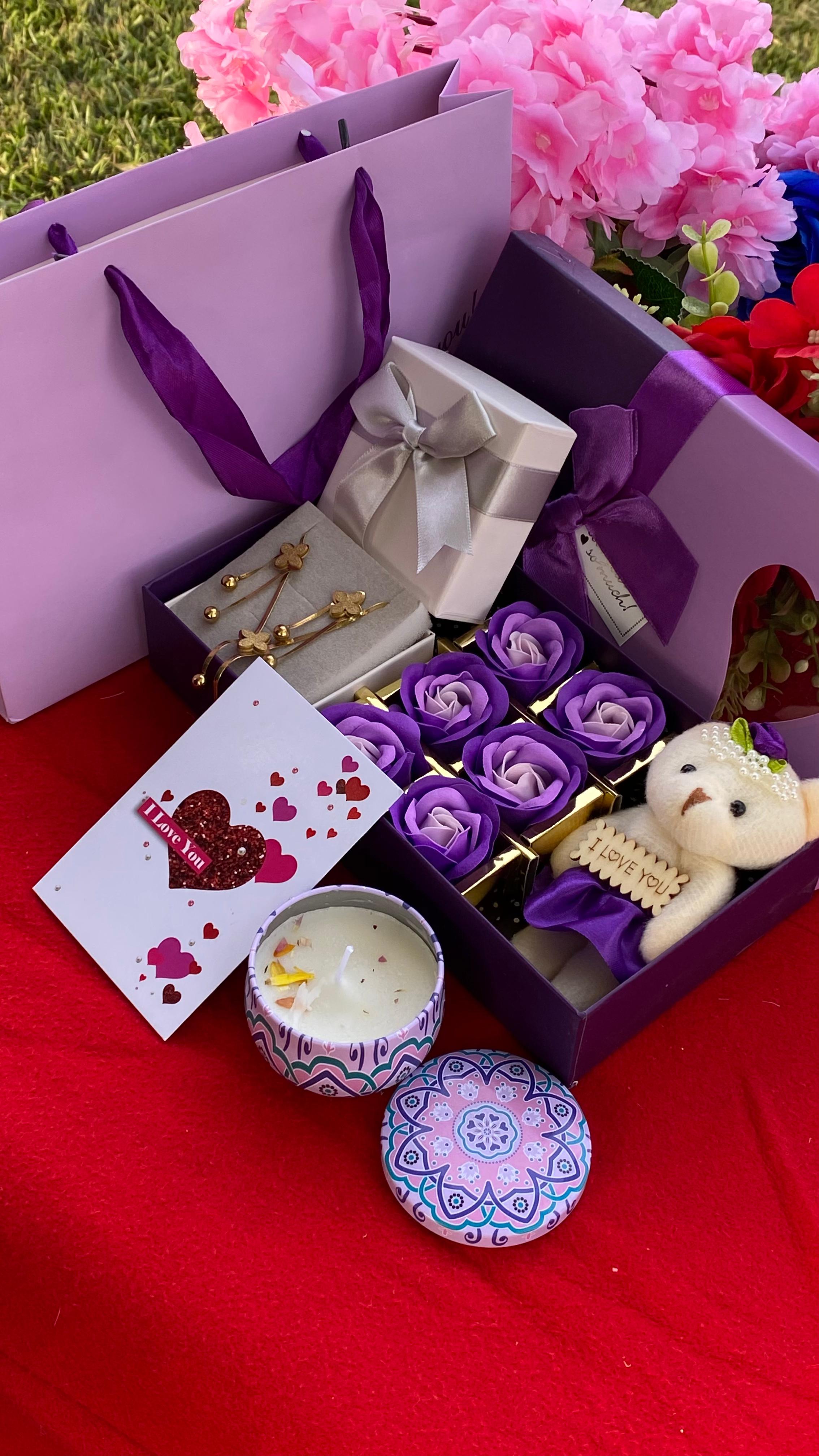 HOT VALENTINES LADIES GIFT SET 🥰❤️‍🔥 

🌹Scented candle
😍Jewellery set (stainless steel earrings & necklace)
🌹preserved soap roses
😍Bear/Doll
🌹Mirror box
😍Card&Bag