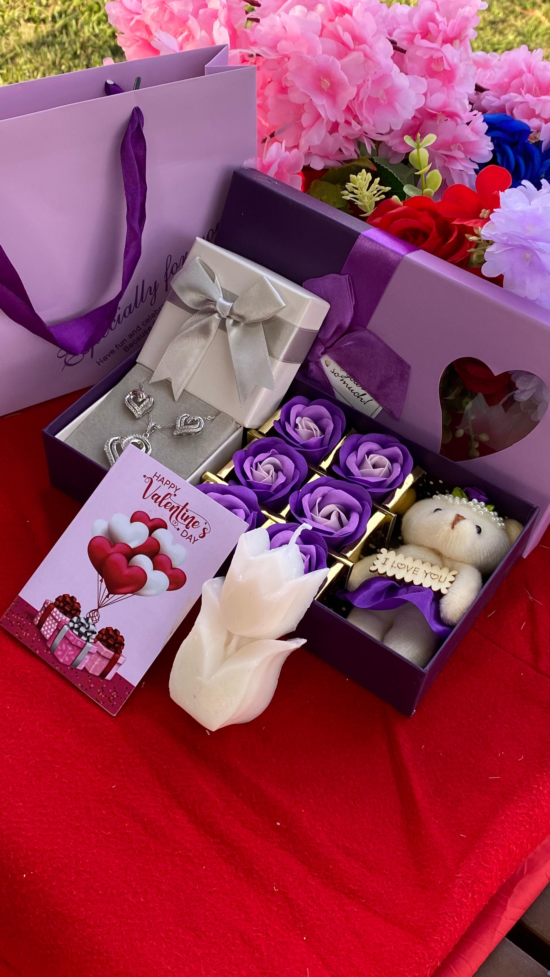 HOT VALENTINES LADIES GIFT SET 🥰❤️‍🔥 

🌹Scented candle
😍Jewellery set (stainless steel earrings & necklace)
🌹preserved soap roses
😍Bear/Doll
🌹Mirror box
😍Card&Bag