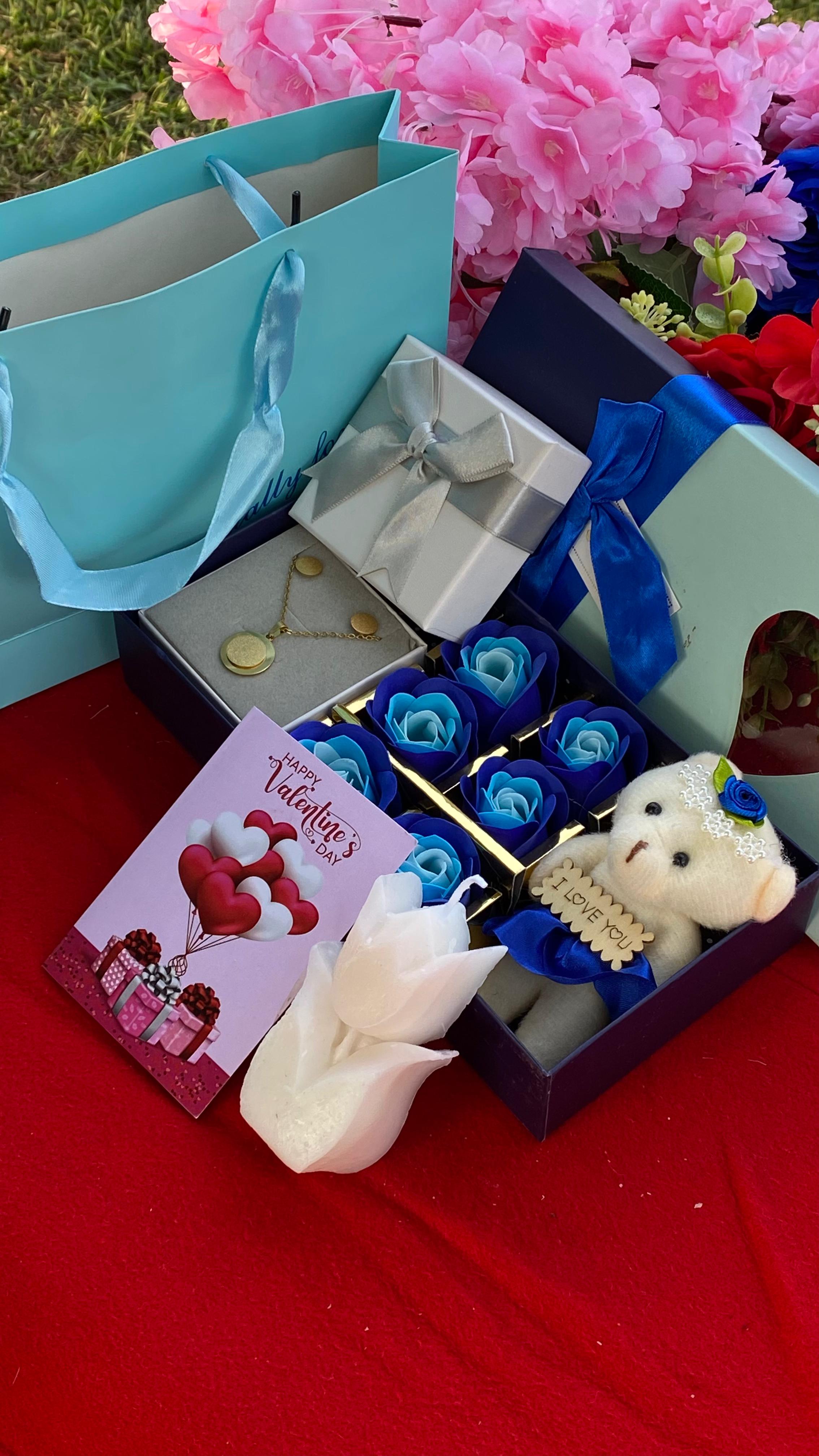 HOT VALENTINES LADIES GIFT SET 🥰❤️‍🔥 

🌹Scented candle
😍Jewellery set (stainless steel earrings & necklace)
🌹preserved soap roses
😍Bear/Doll
🌹Mirror box
😍Card&Bag
