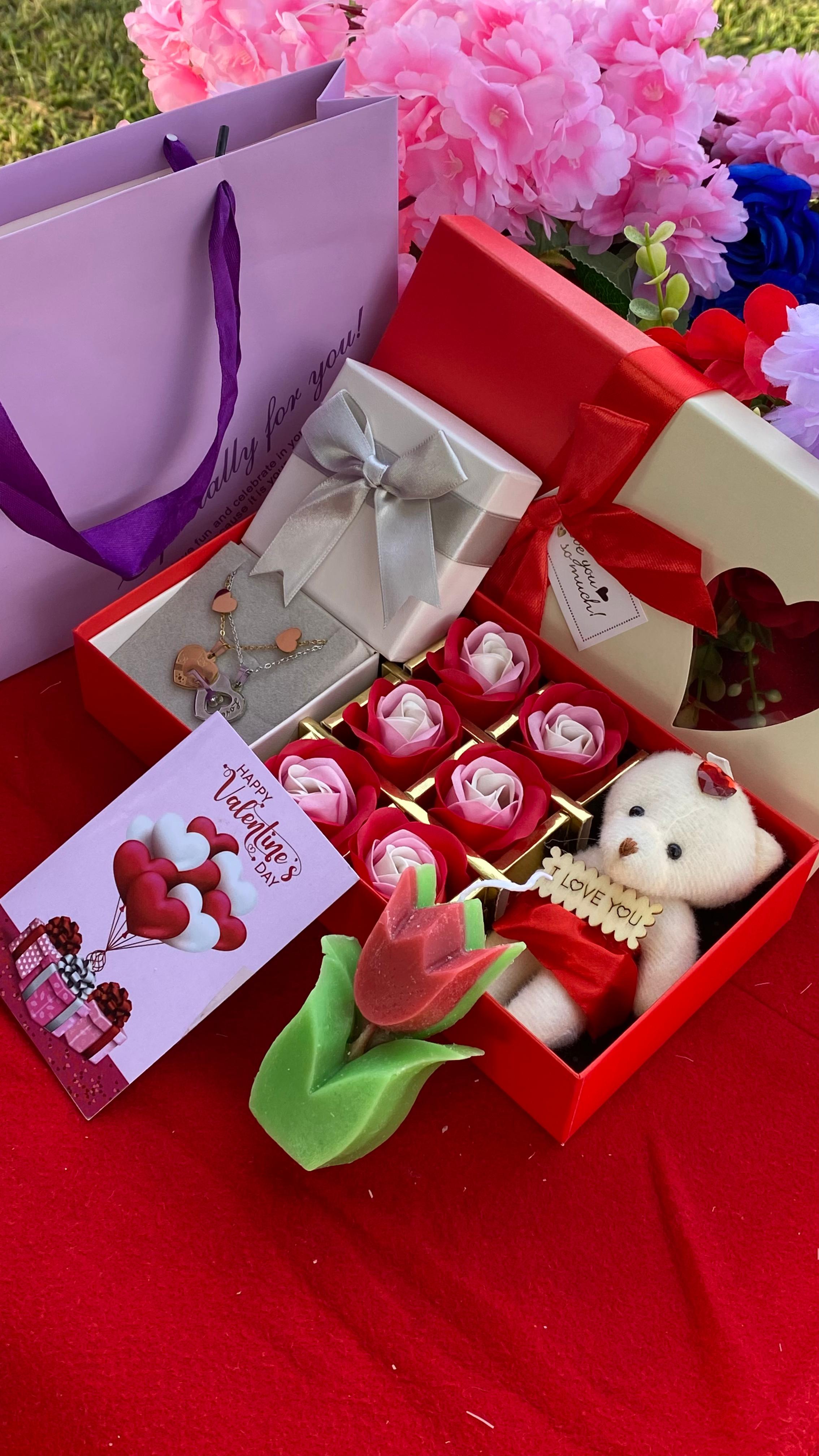 HOT VALENTINES LADIES GIFT SET 🥰❤️‍🔥 

🌹Scented candle
😍Jewellery set (stainless steel earrings & necklace)
🌹preserved soap roses
😍Bear/Doll
🌹Mirror box
😍Card&Bag