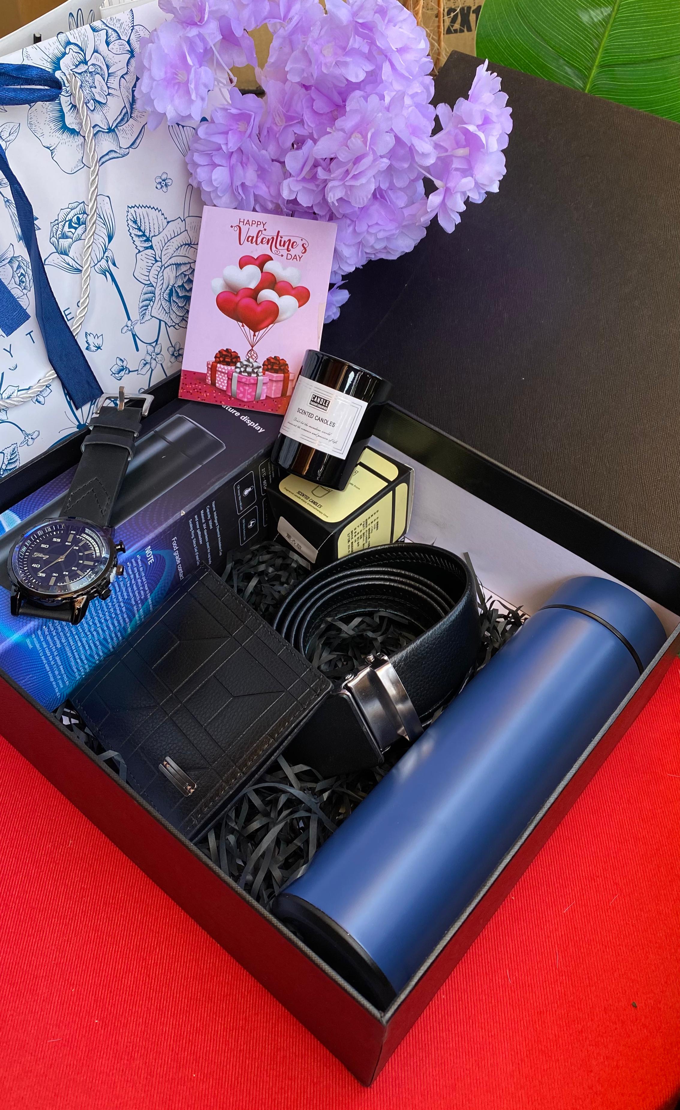 MEN VALENTINE GIFT PACK 

🌹Thermal Flask with temperature display

🌹Scented candle

🌹Wallet 

🌹Belt

🌹Watch

🌹CARD &BAG