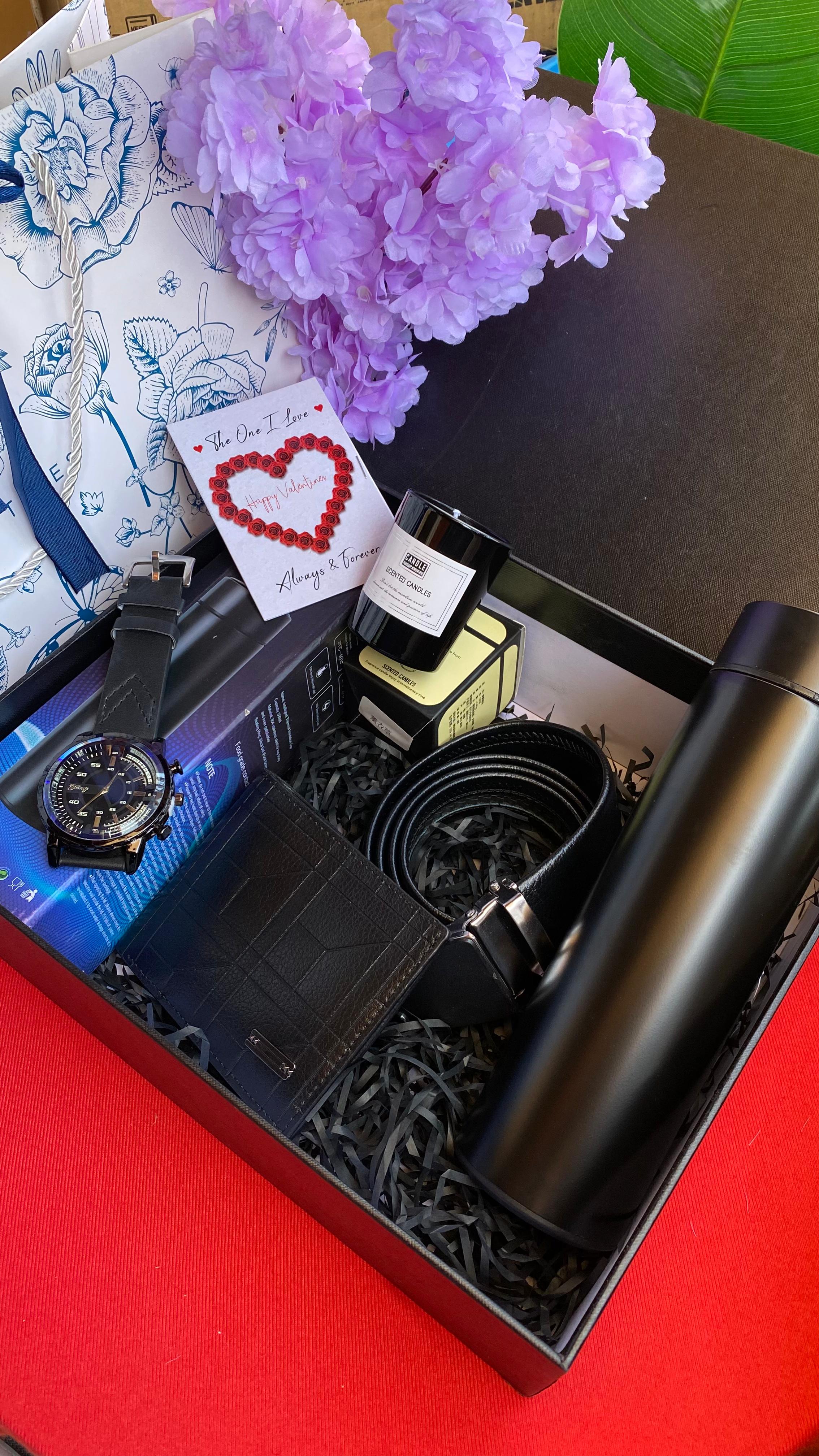 MEN VALENTINE GIFT PACK 

🌹Thermal Flask with temperature display

🌹Scented candle

🌹Wallet 

🌹Belt

🌹Watch

🌹CARD &BAG