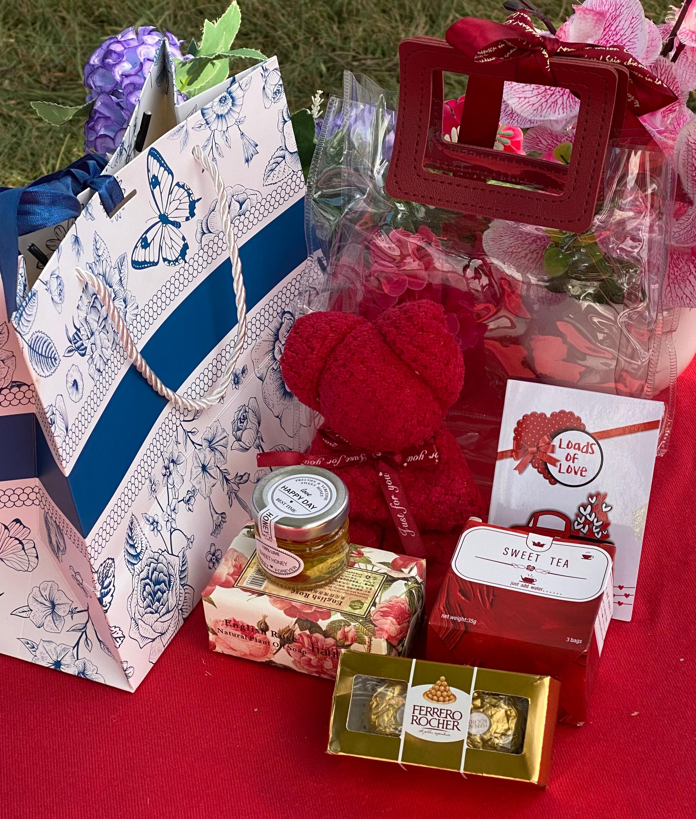 HOT VALENTINES LADIES GIFT SET 



🌹Honey Jar 🍯 

🌹*Ferrero Rocher chocolates*

🌹Bear towel(towel folded like a bear)

❤️‍🔥🌹Soap

❤️‍🔥Flavoured tea leaves 

🧧Card

🛍️2 Gift bags with Ribbon🎀